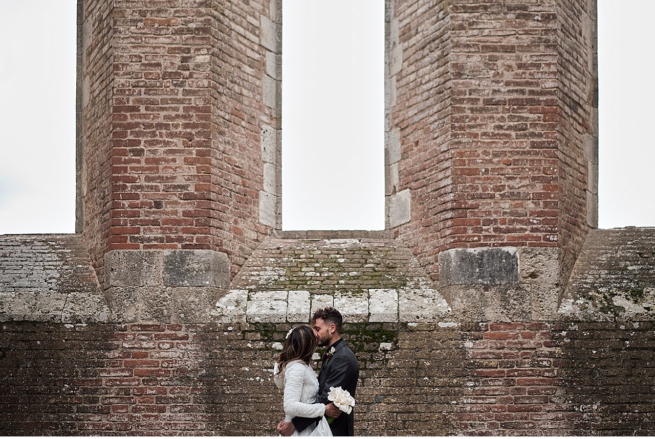  Intimate winter wedding in the splendid setting of the San Galgano Abbey, in Chiusdino in the province of Siena. A civil ceremony sanctioned by the mayor under the sky, as the structure has no roof. A magical place, a simple but very elegant floral 