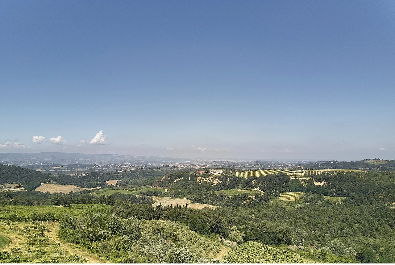  In the middle of the Florentine Chianti hills, in Tavarnelle Val di Pesa, there is the olive grove, a charming property in the middle of the olive trees and with a 360 ° view on barberino and certaldo. interiors furnished in an elegant and modern, v