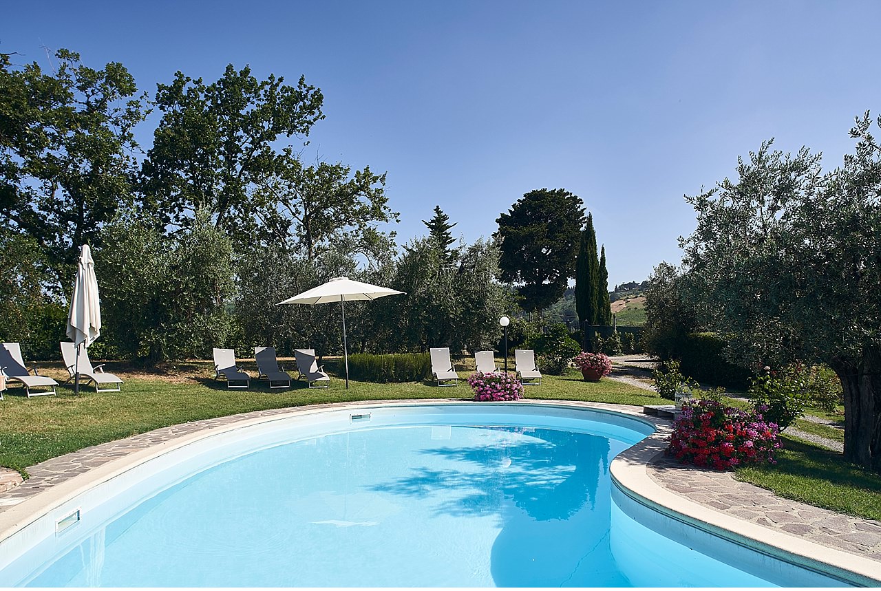  In the middle of the Florentine Chianti hills, in Tavarnelle Val di Pesa, there is the olive grove, a charming property in the middle of the olive trees and with a 360 ° view on barberino and certaldo. interiors furnished in an elegant and modern, v