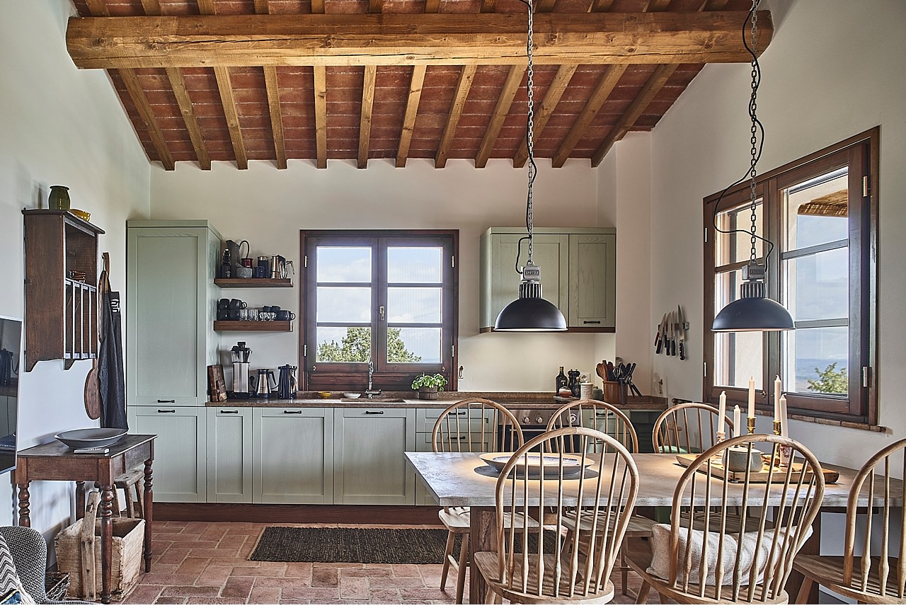  Pretty holiday home in the heart of the Tuscan hills, between Pisa and Volterra. Of new construction but the architect has maintained the Tuscan style with the use of wood and stones. All furnished with valuable design elements. It ends with a pergo