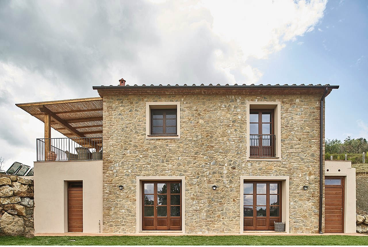  Pretty holiday home in the heart of the Tuscan hills, between Pisa and Volterra. Of new construction but the architect has maintained the Tuscan style with the use of wood and stones. All furnished with valuable design elements. It ends with a pergo