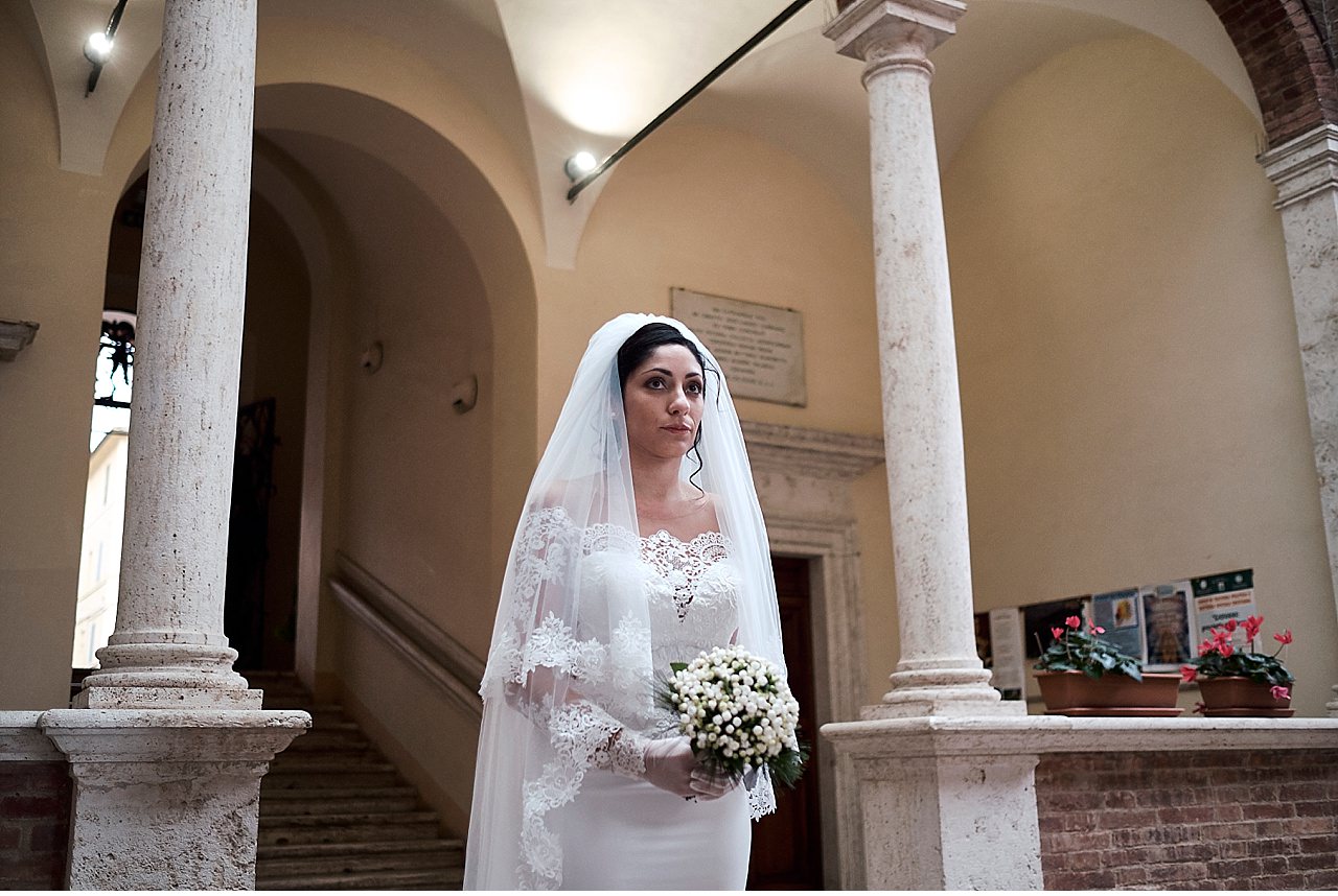  Matrimonio intimo durante il periodo delle feste natalizie, atmosfera notturna celebrata nel santuario si Santa Caterina da Siena ed il ricevimento si è svolto nella sala da cerimonie dell' Hotel Continental nel Corso di Siena. Le decorazioni sono s