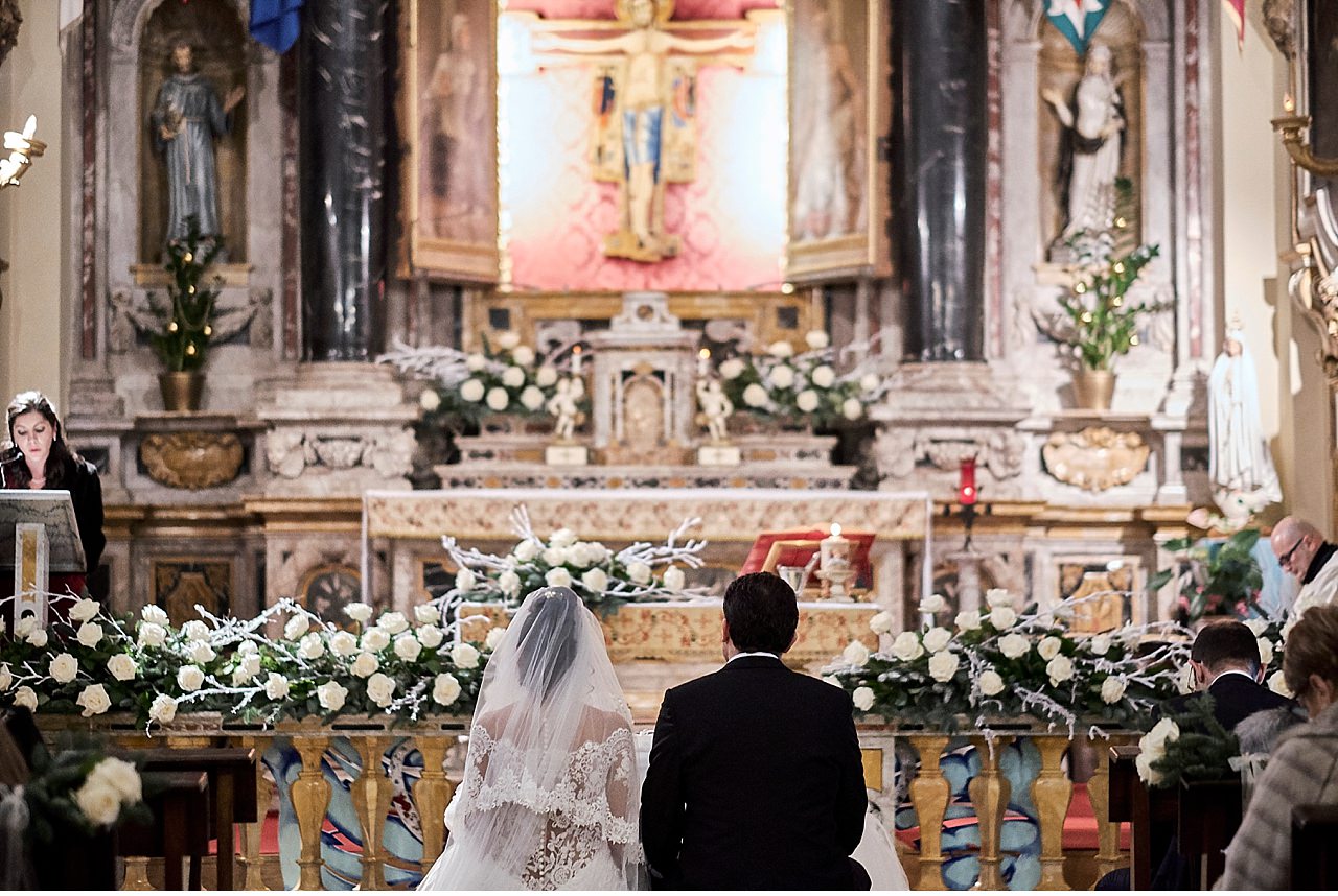  Matrimonio intimo durante il periodo delle feste natalizie, atmosfera notturna celebrata nel santuario si Santa Caterina da Siena ed il ricevimento si è svolto nella sala da cerimonie dell' Hotel Continental nel Corso di Siena. Le decorazioni sono s