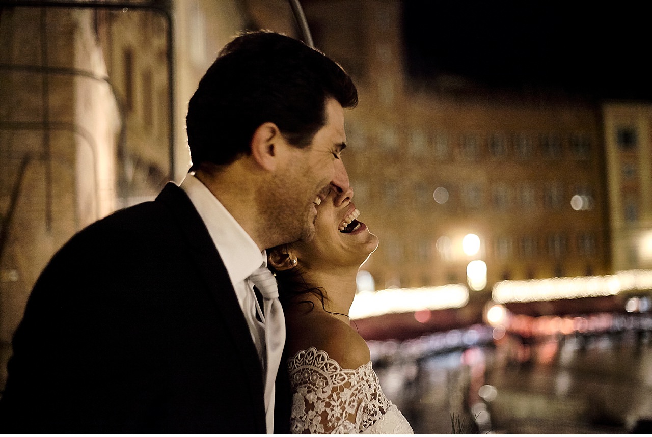  Matrimonio intimo durante il periodo delle feste natalizie, atmosfera notturna celebrata nel santuario si Santa Caterina da Siena ed il ricevimento si è svolto nella sala da cerimonie dell' Hotel Continental nel Corso di Siena. Le decorazioni sono s