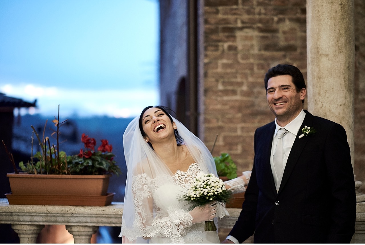  Intimate wedding during the Christmas season, night atmosphere celebrated in the Santa Caterina da Siena sanctuary and the reception took place in the ceremonial hall of the Continental Hotel in the Siena Course. The decorations have all been develo