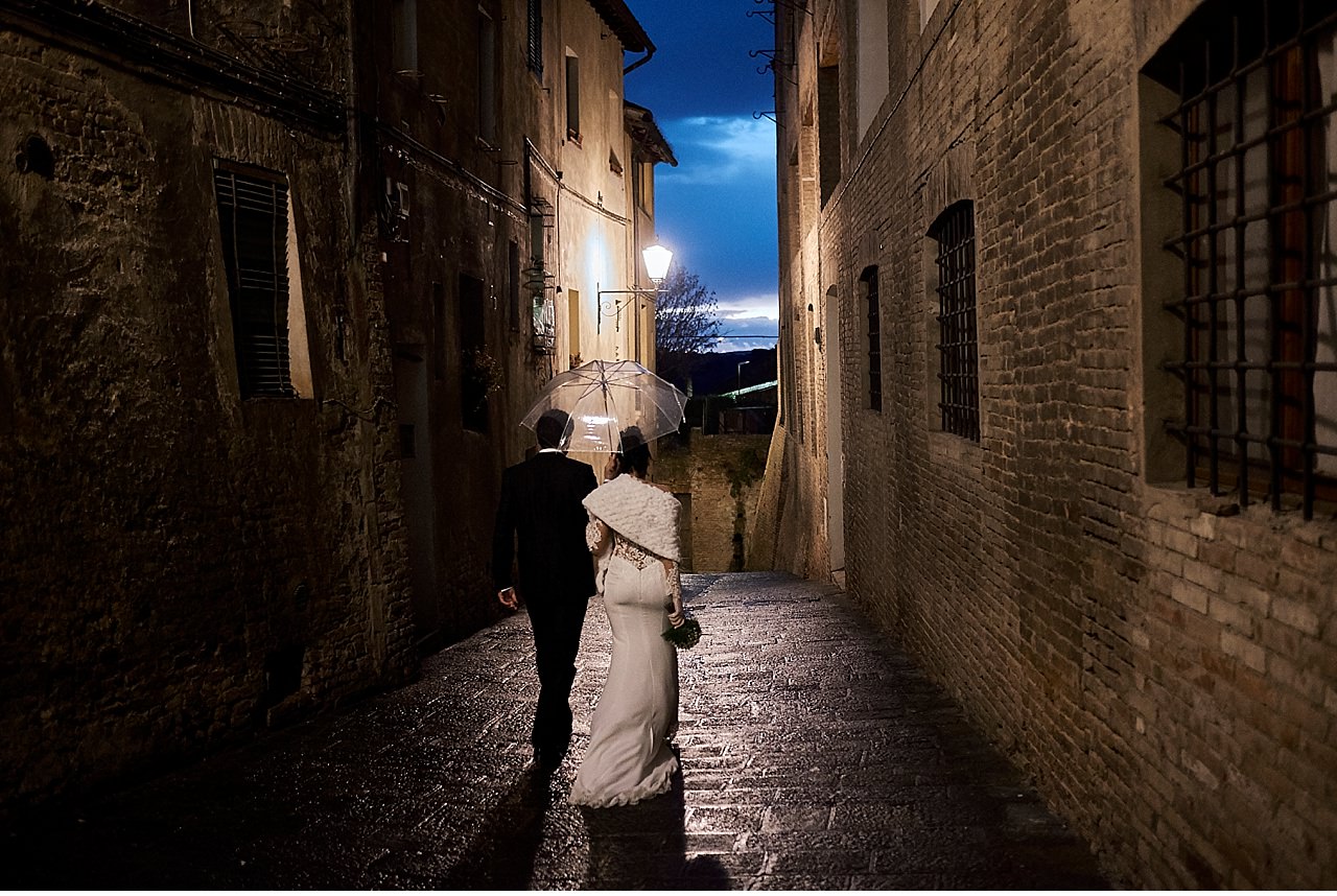  Intimate wedding during the Christmas season, night atmosphere celebrated in the Santa Caterina da Siena sanctuary and the reception took place in the ceremonial hall of the Continental Hotel in the Siena Course. The decorations have all been develo