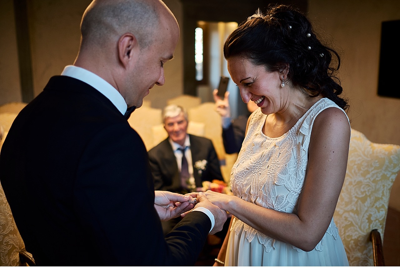  Matrimonio intimo di destinazione, nazionalità svedese per gli sposi che hanno scelto San donato in poggio in provincia di Firenze, nel cuore del chianti, per consacrare il loro amore. La cerimonia si è tenuta nella sala centrale del museo cittadino