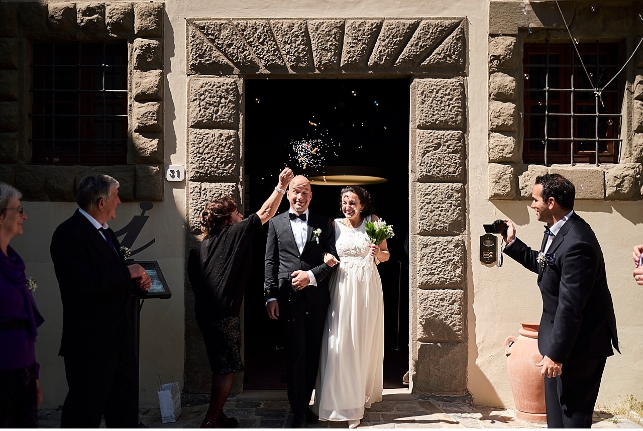  Matrimonio intimo di destinazione, nazionalità svedese per gli sposi che hanno scelto San donato in poggio in provincia di Firenze, nel cuore del chianti, per consacrare il loro amore. La cerimonia si è tenuta nella sala centrale del museo cittadino