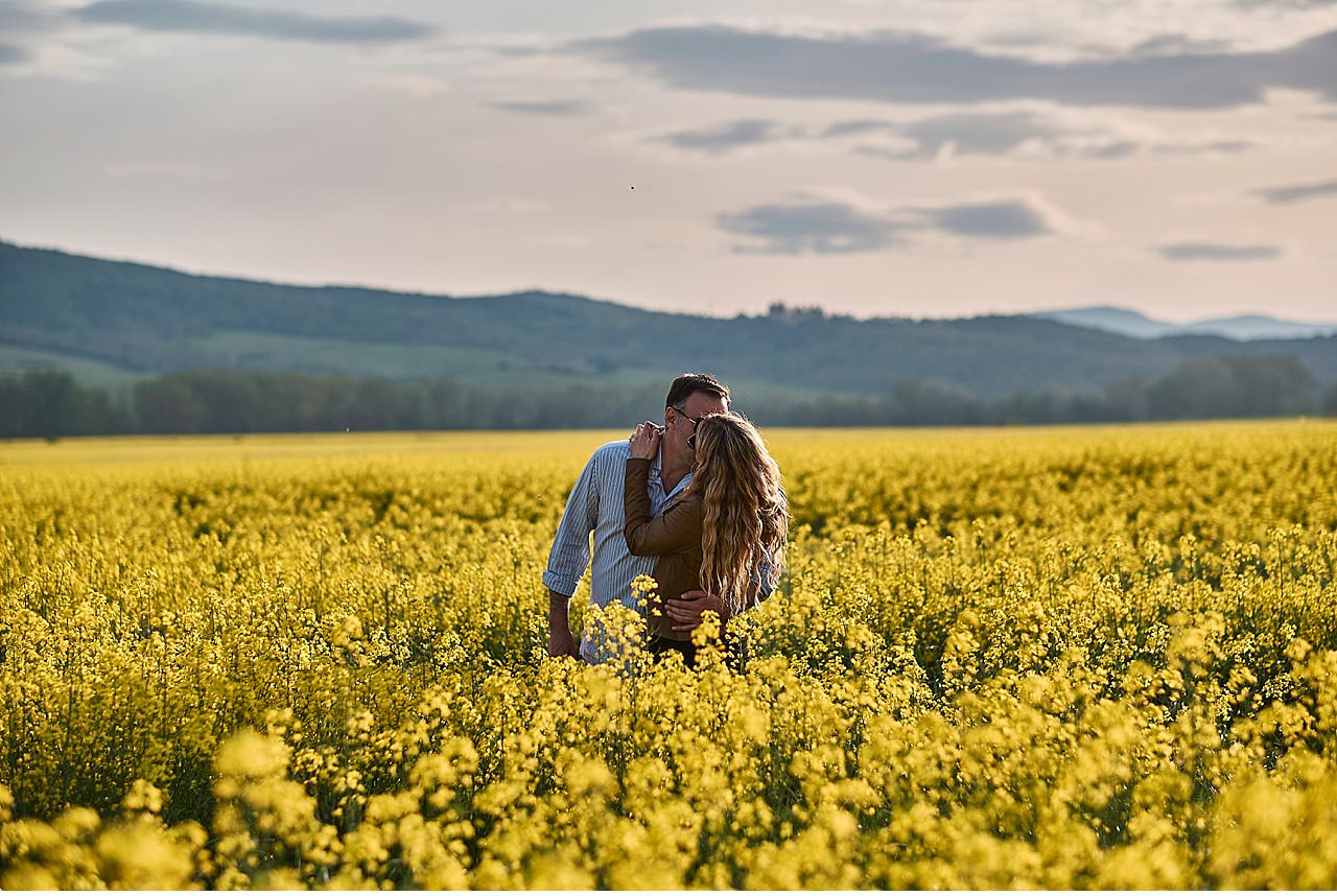  Servizio fotografico per il viaggio di nozze di sposi provenienti dal Messico, che hanno scelto la campagna intorno a Siena per il loro soggiorno da sogno. Castiglion del Bosco di ferragamo, vicino Montalcino è il luogo perfetto per passare alcuni g