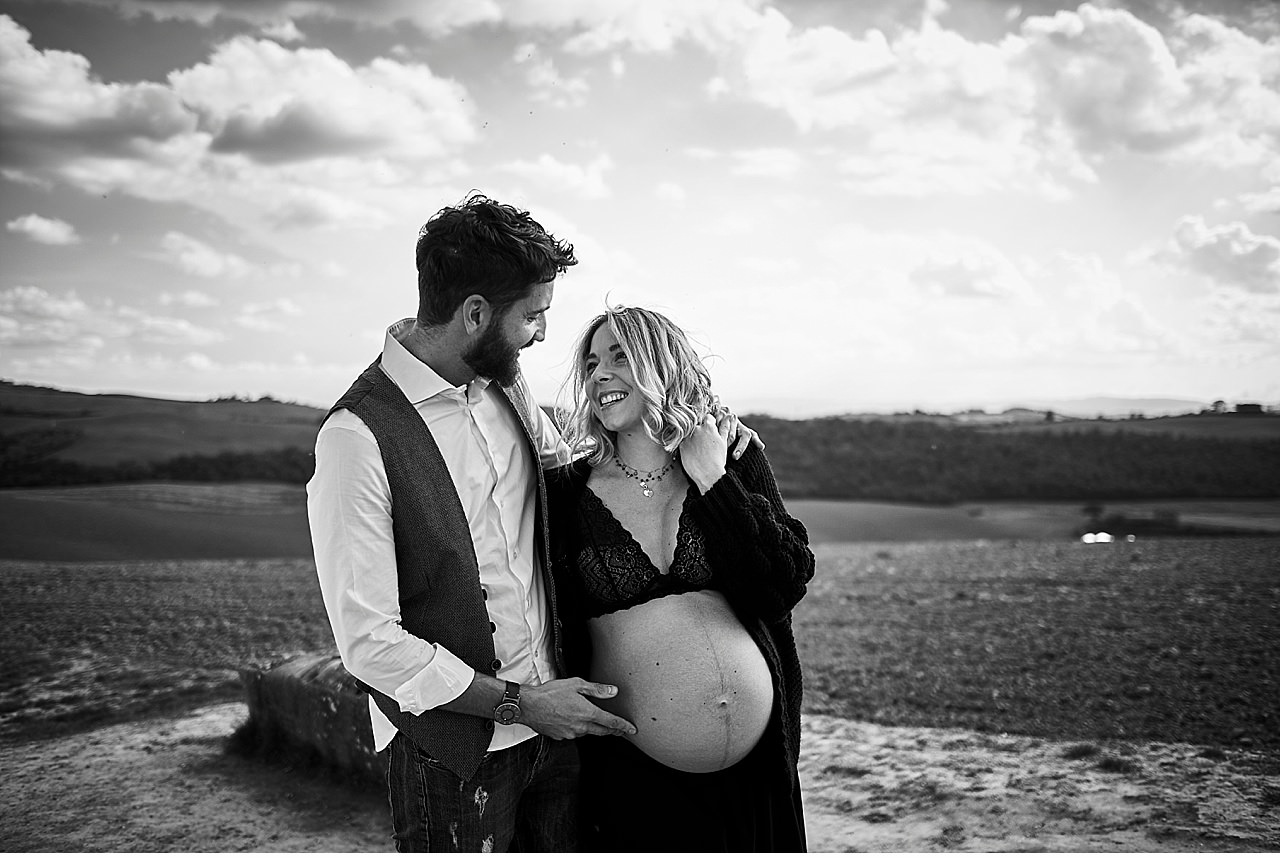  Maternity photographic service at the Transitory Site, in the Crete between Siena and Asciano, in Tuscany, photographs taken by Matteo Castelli, photographer of Siena 