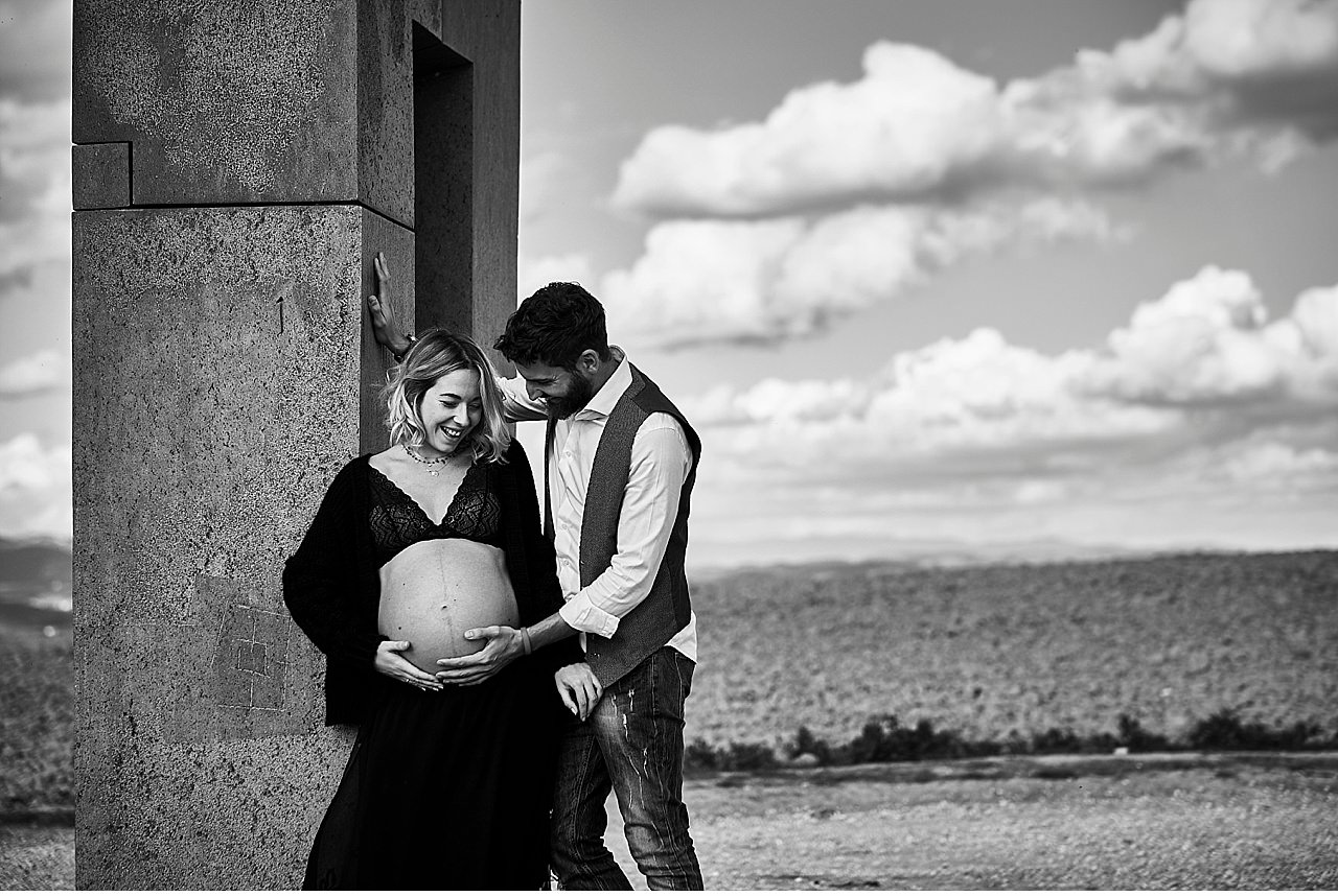  Maternity photographic service at the Transitory Site, in the Crete between Siena and Asciano, in Tuscany, photographs taken by Matteo Castelli, photographer of Siena 