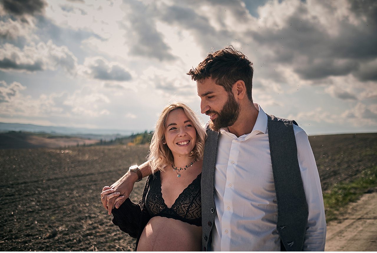  Maternity photographic service at the Transitory Site, in the Crete between Siena and Asciano, in Tuscany, photographs taken by Matteo Castelli, photographer of Siena 