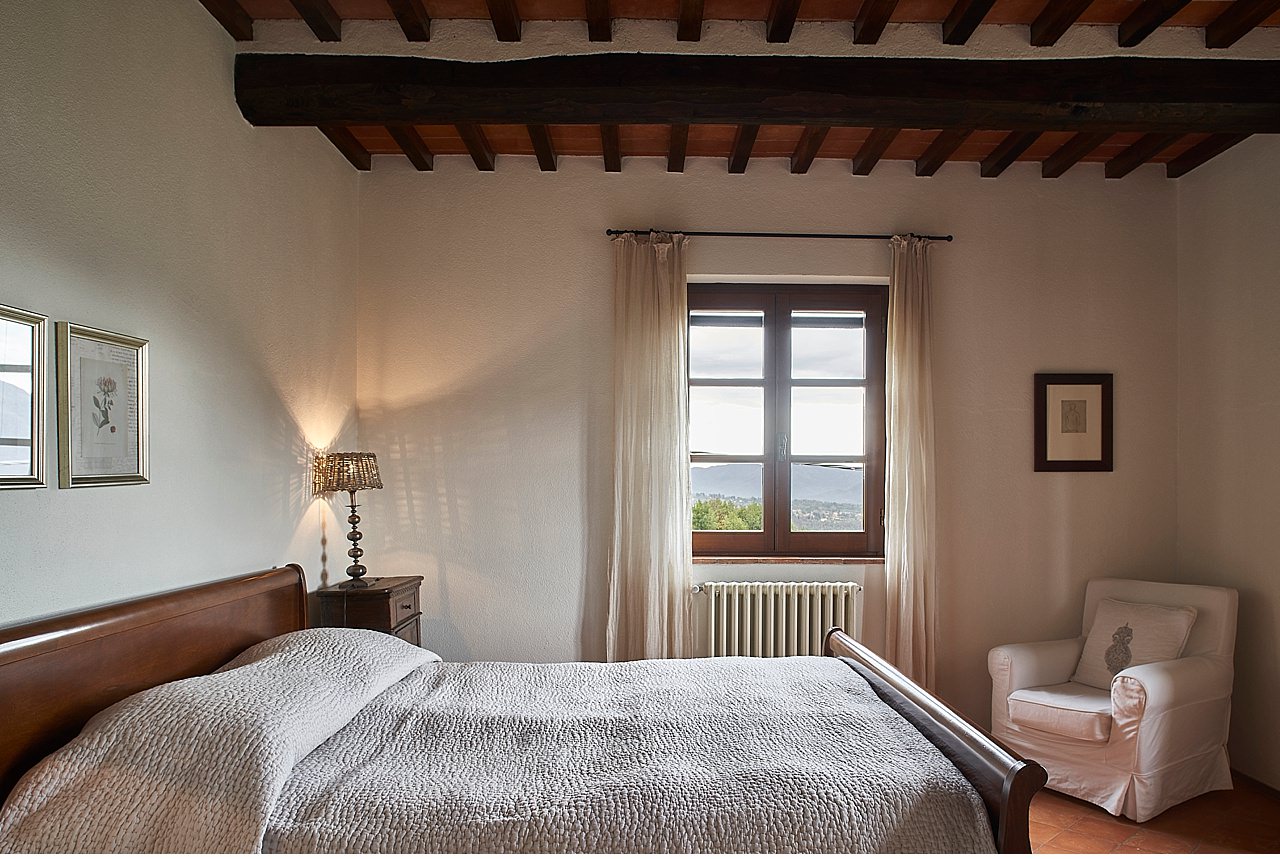  Ancient restored mountain villa in Garfagnana, overlooking the Serchio valley near the Devil's Bridge. wide spaces and rooms on three floors furnished with classic style combined with modern elements. Near to barga and castelnuovo this villa is sure