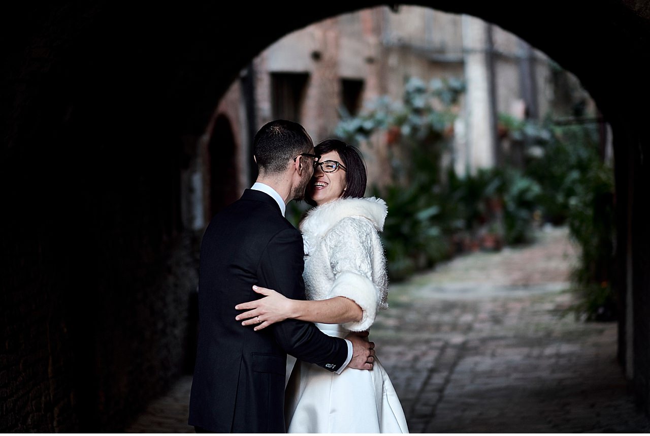  Matrimonio d'inverno in Toscana, in una splendida giornata di sole. La cerimonia è stata celebrata nella sala del concistoro del comune di Siena, che si affaccia su Campo, la magnifica piazza dove ogni anno si disputa il palio. Il ricevimento è stat