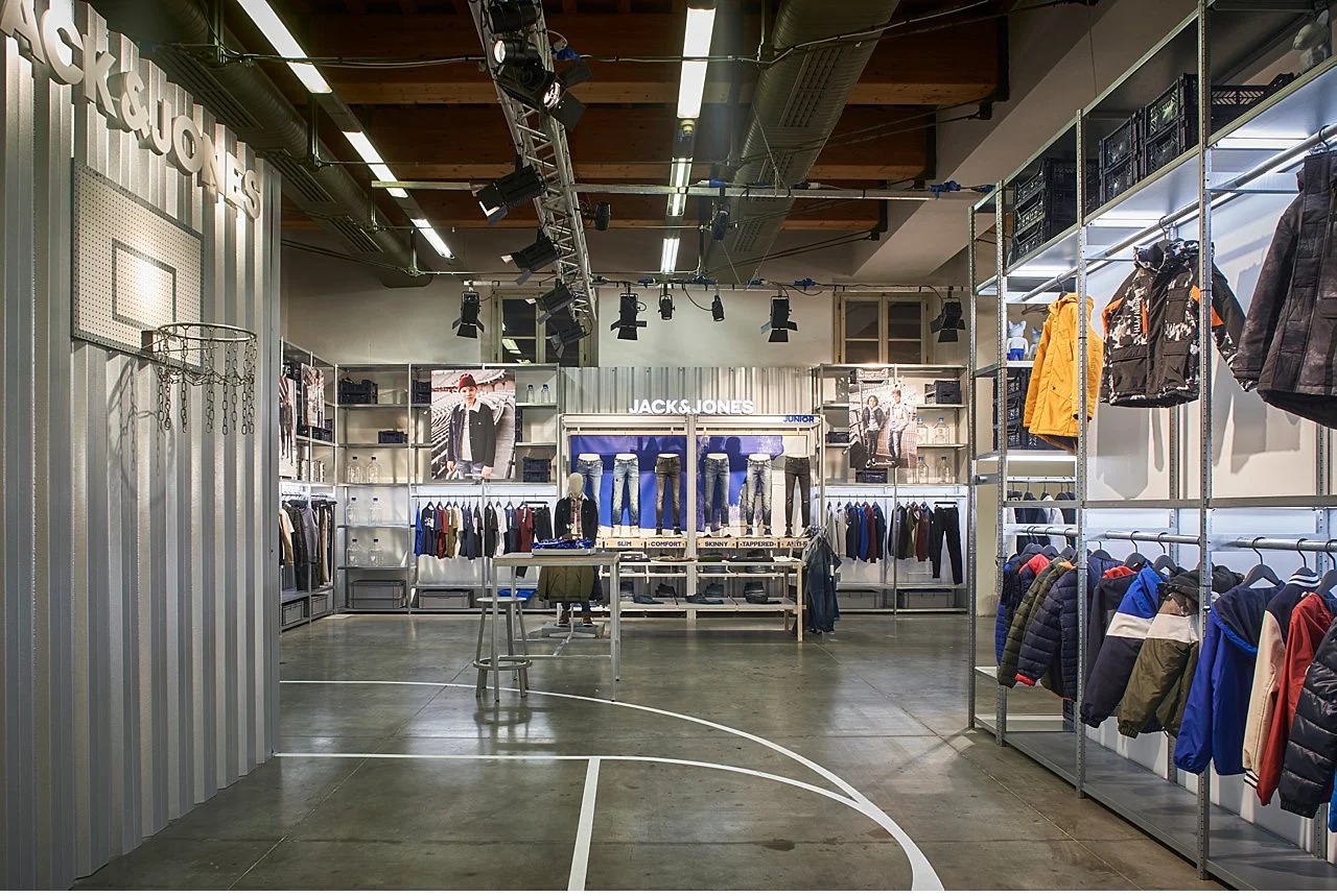  Pitti Bimbo 88, Jack & Jones box. Interior photo shoot for the designer who created the project for the annual review of children's fashion in Florence. With companies from all over the world. The service has been entrusted to Matteo Castelli's stud