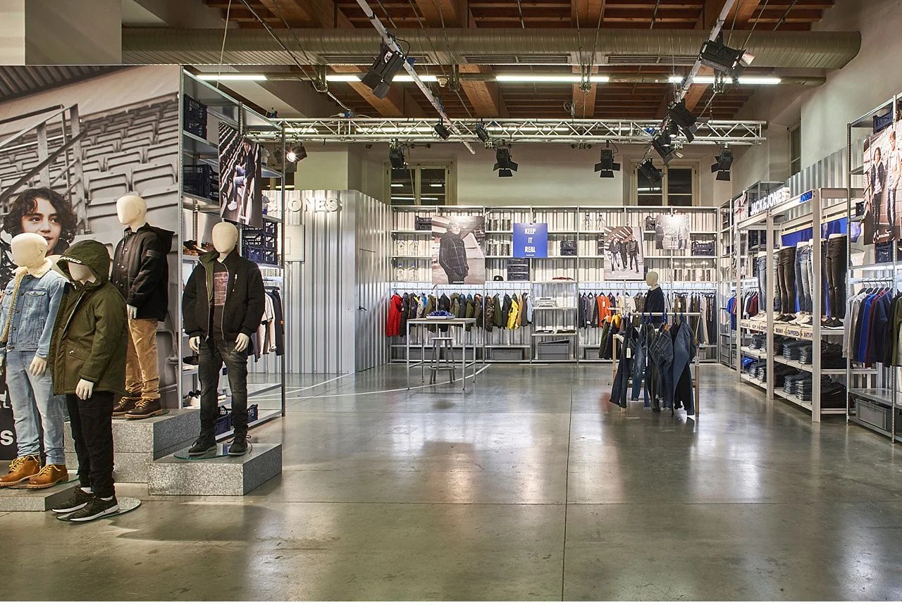  Pitti Bimbo 88, Jack & Jones box. Interior photo shoot for the designer who created the project for the annual review of children's fashion in Florence. With companies from all over the world. The service has been entrusted to Matteo Castelli's stud