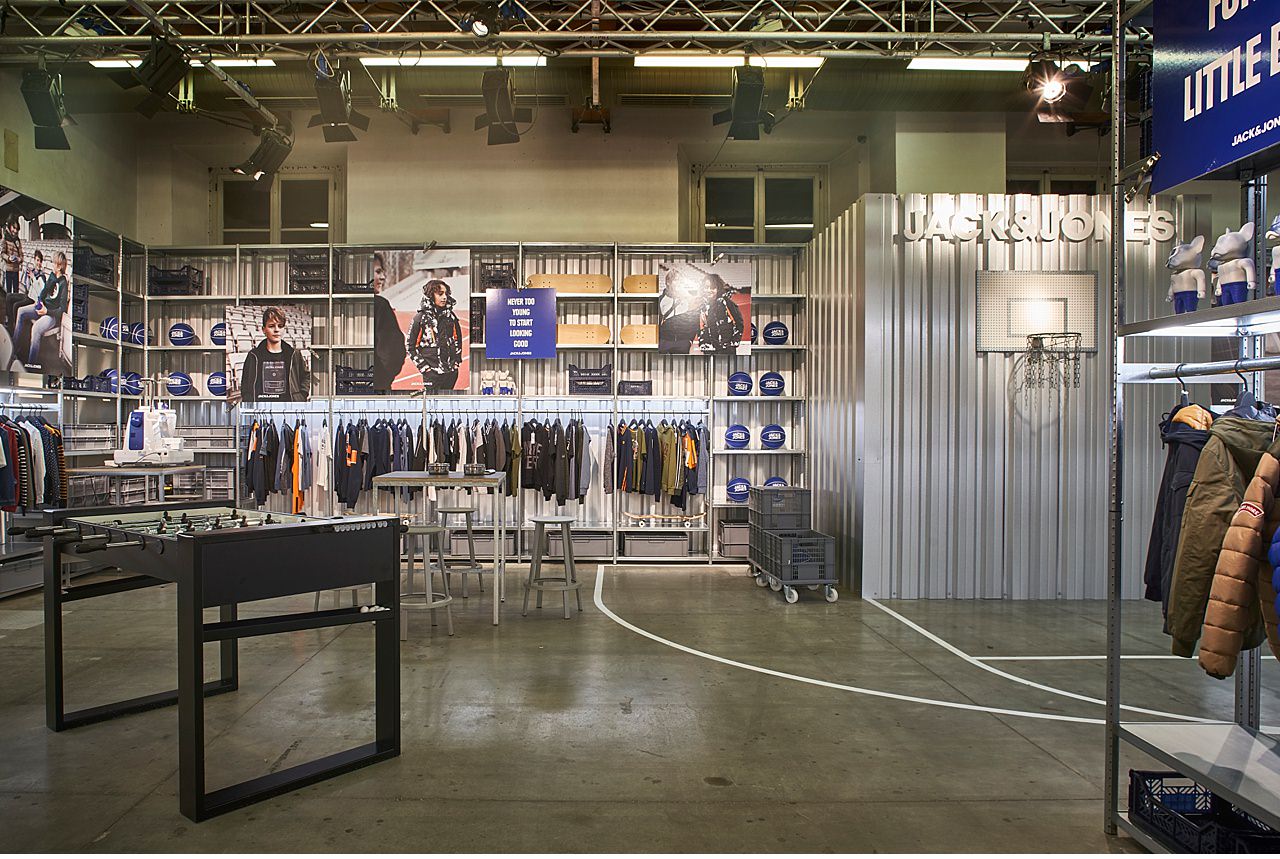  Pitti Bimbo 88, Jack & Jones box. Interior photo shoot for the designer who created the project for the annual review of children's fashion in Florence. With companies from all over the world. The service has been entrusted to Matteo Castelli's stud