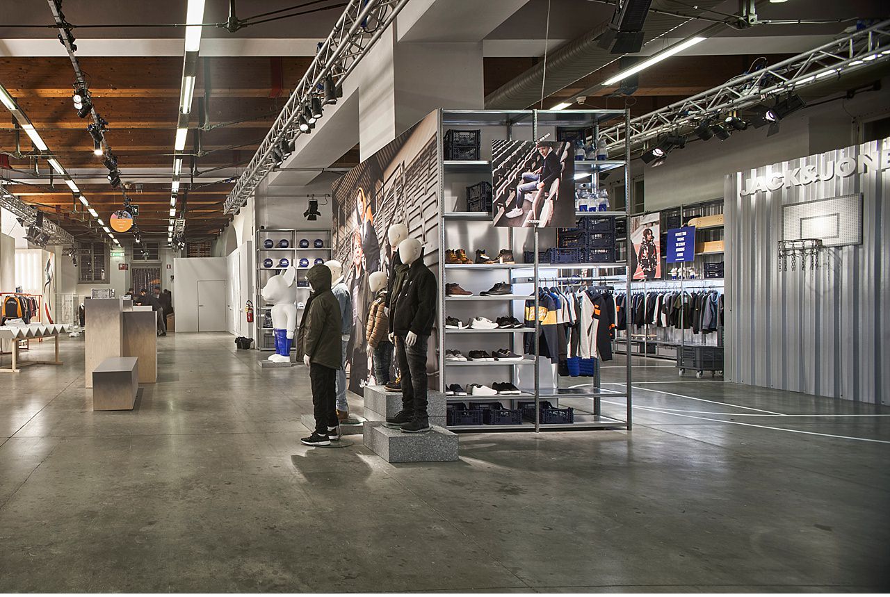  Pitti Bimbo 88, Jack & Jones box. Interior photo shoot for the designer who created the project for the annual review of children's fashion in Florence. With companies from all over the world. The service has been entrusted to Matteo Castelli's stud