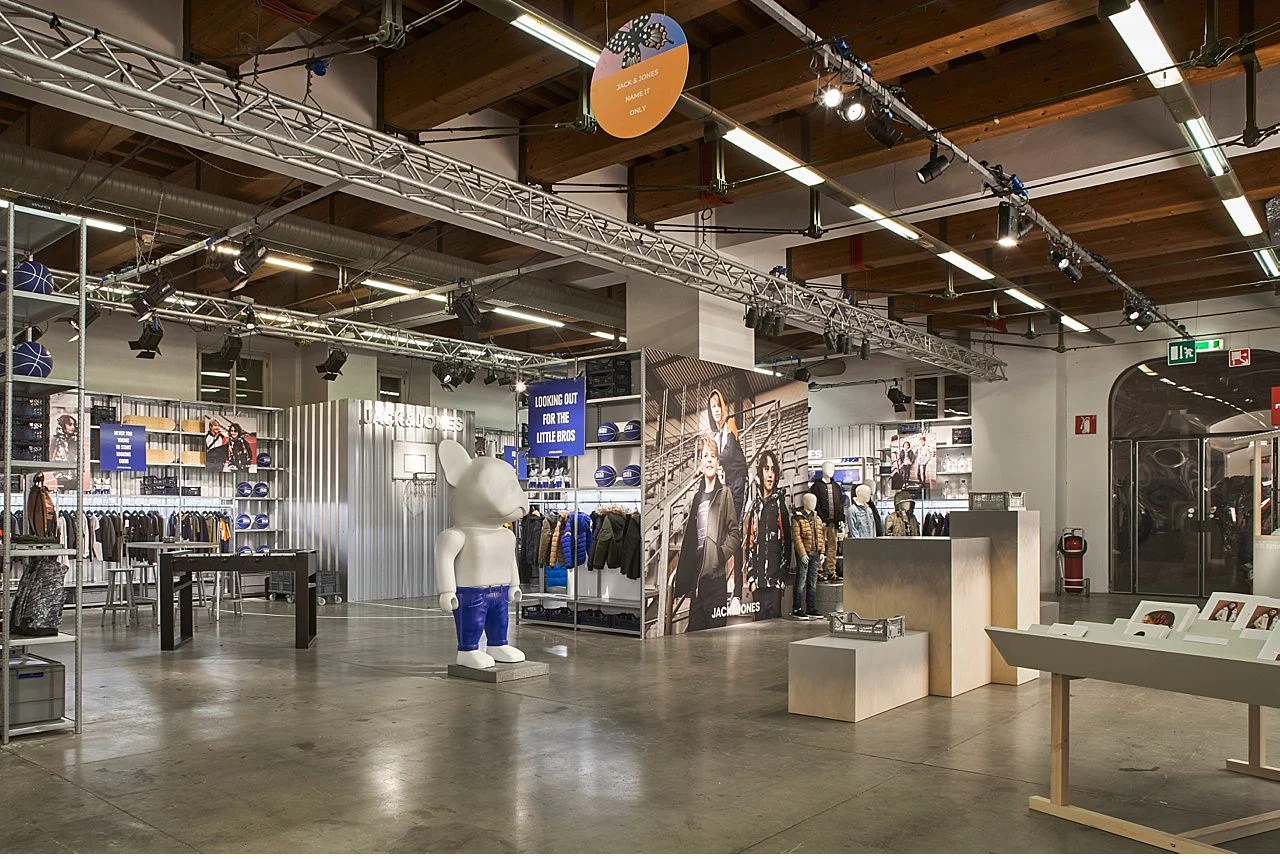  Pitti Bimbo 88, Jack & Jones box. Interior photo shoot for the designer who created the project for the annual review of children's fashion in Florence. With companies from all over the world. The service has been entrusted to Matteo Castelli's stud