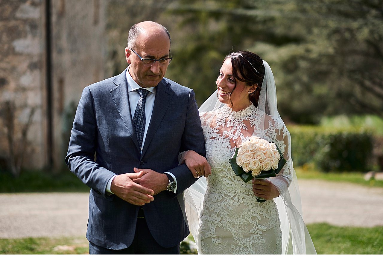  Matrimonio primaverile in una splendida giornata di sole. La cerimonia si è tenuta nella piccola chiesa di Colle Ciupi, nella montagnola senese. Servizio fotografico nella campagna toscana intorno a Siena e nella pittoresca Piazza del Campo e Cortil