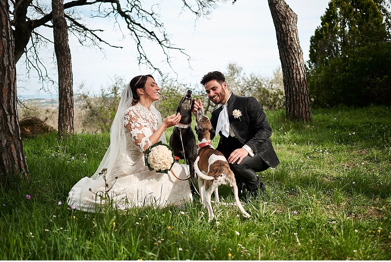  Matrimonio primaverile in una splendida giornata di sole. La cerimonia si è tenuta nella piccola chiesa di Colle Ciupi, nella montagnola senese. Servizio fotografico nella campagna toscana intorno a Siena e nella pittoresca Piazza del Campo e Cortil