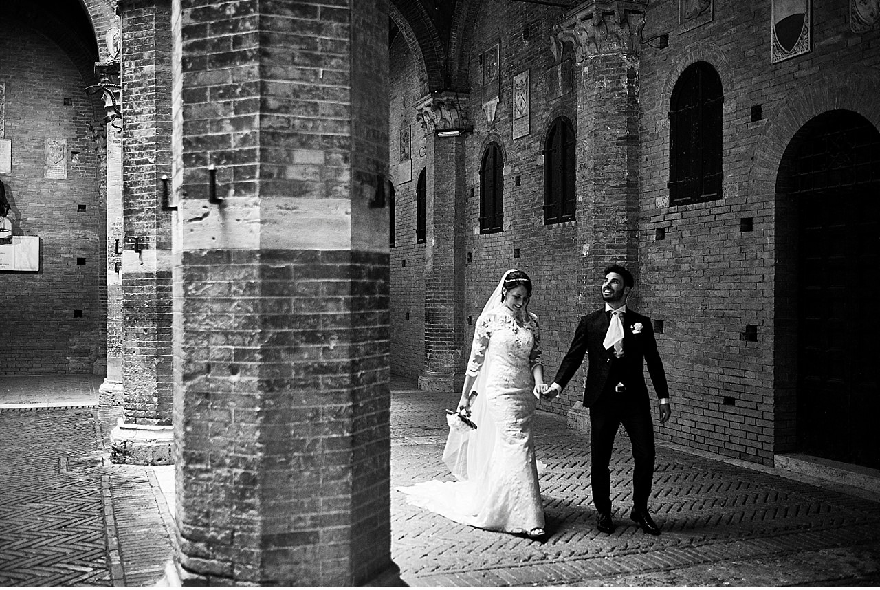  Matrimonio primaverile in una splendida giornata di sole. La cerimonia si è tenuta nella piccola chiesa di Colle Ciupi, nella montagnola senese. Servizio fotografico nella campagna toscana intorno a Siena e nella pittoresca Piazza del Campo e Cortil