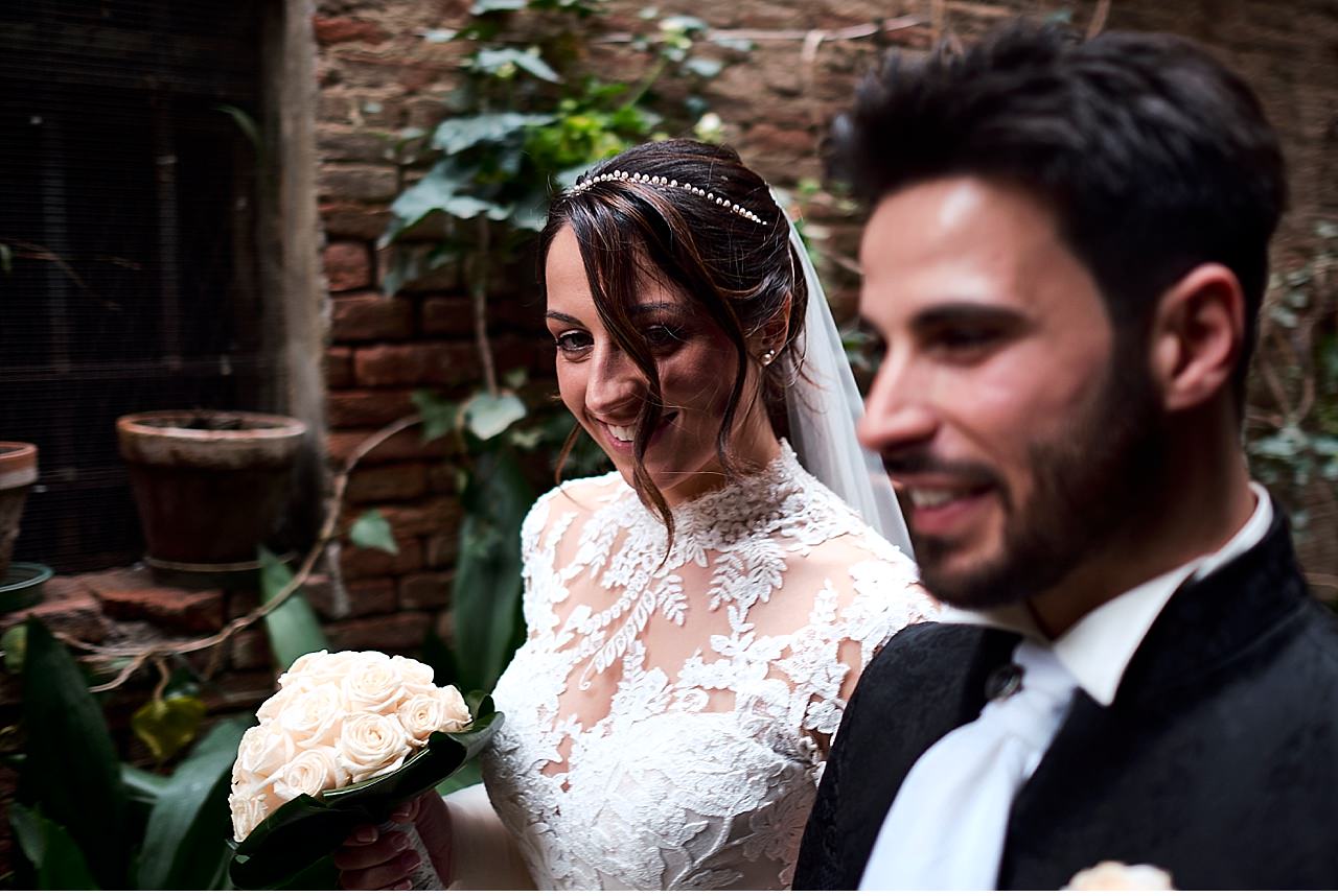  Matrimonio primaverile in una splendida giornata di sole. La cerimonia si è tenuta nella piccola chiesa di Colle Ciupi, nella montagnola senese. Servizio fotografico nella campagna toscana intorno a Siena e nella pittoresca Piazza del Campo e Cortil