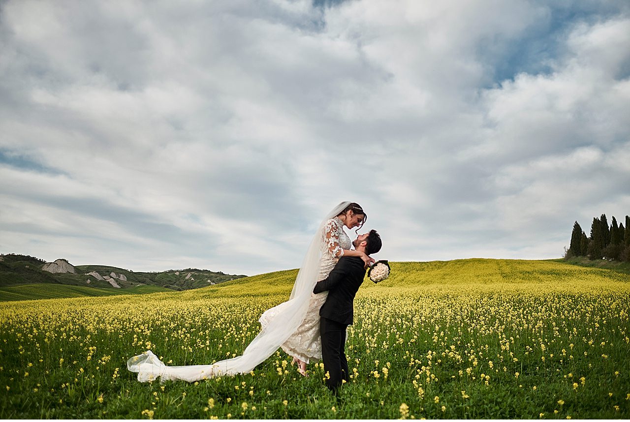  Matrimonio primaverile in una splendida giornata di sole. La cerimonia si è tenuta nella piccola chiesa di Colle Ciupi, nella montagnola senese. Servizio fotografico nella campagna toscana intorno a Siena e nella pittoresca Piazza del Campo e Cortil