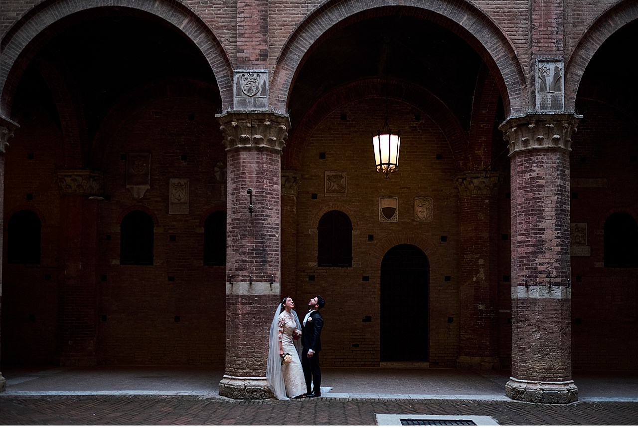  Spring wedding on a beautiful sunny day. The ceremony was held in the small church of Colle Ciupi, in the Sienese mountain range. Photo shoot in the Tuscan countryside around Siena and in the picturesque Piazza del Campo and Cortile del Podestà. The