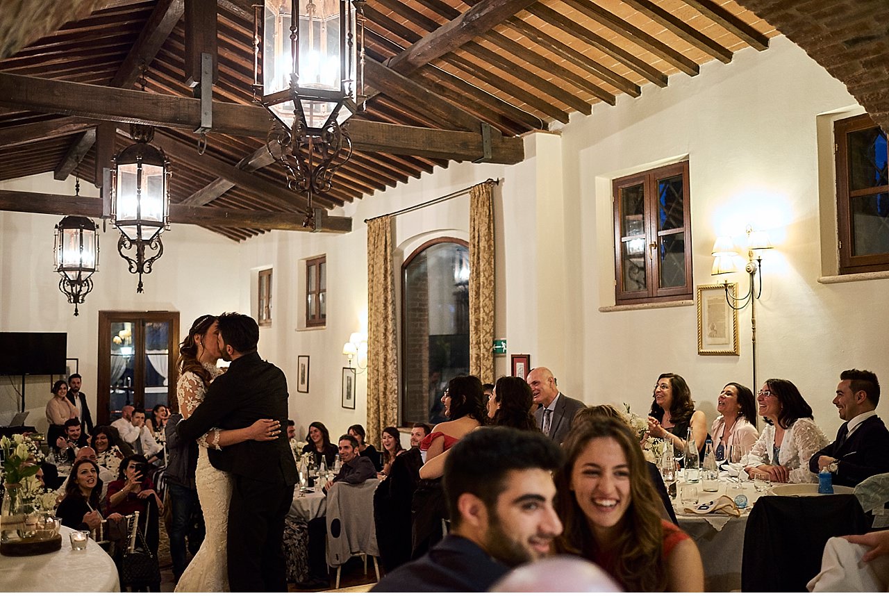 Spring wedding on a beautiful sunny day. The ceremony was held in the small church of Colle Ciupi, in the Sienese mountain range. Photo shoot in the Tuscan countryside around Siena and in the picturesque Piazza del Campo and Cortile del Podestà. The