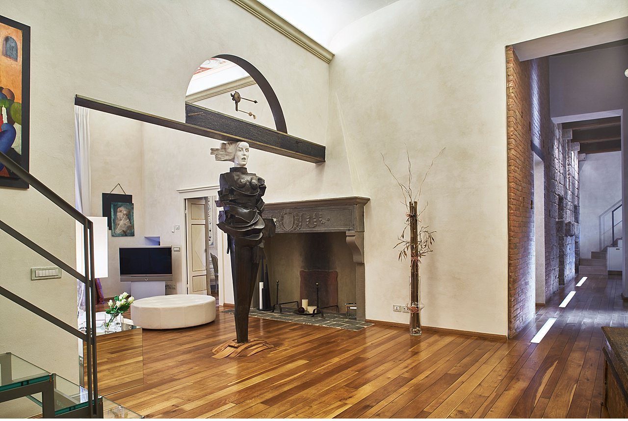  Charme residence finely restored with elements that keep the ancient but with modern insertions and plays of light executed by Lumen of Sinalunga. The decorations were entrusted to the master artist Alberto Inglesi. The large apartment is located in