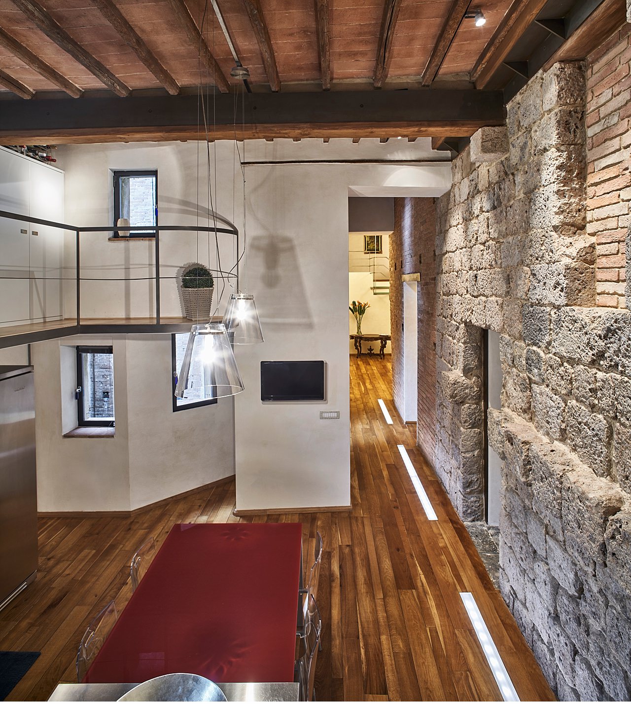  Charme residence finely restored with elements that keep the ancient but with modern insertions and plays of light executed by Lumen of Sinalunga. The decorations were entrusted to the master artist Alberto Inglesi. The large apartment is located in