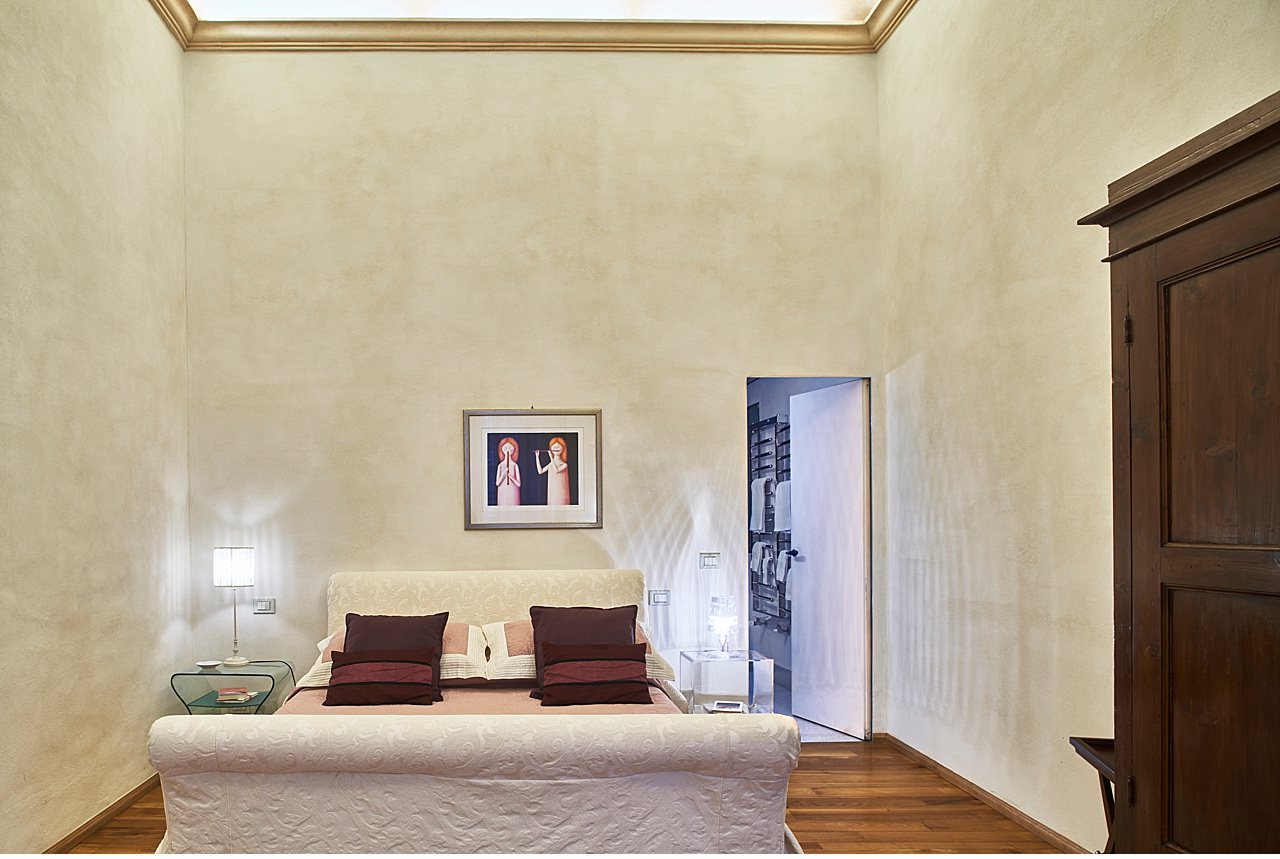  Charme residence finely restored with elements that keep the ancient but with modern insertions and plays of light executed by Lumen of Sinalunga. The decorations were entrusted to the master artist Alberto Inglesi. The large apartment is located in