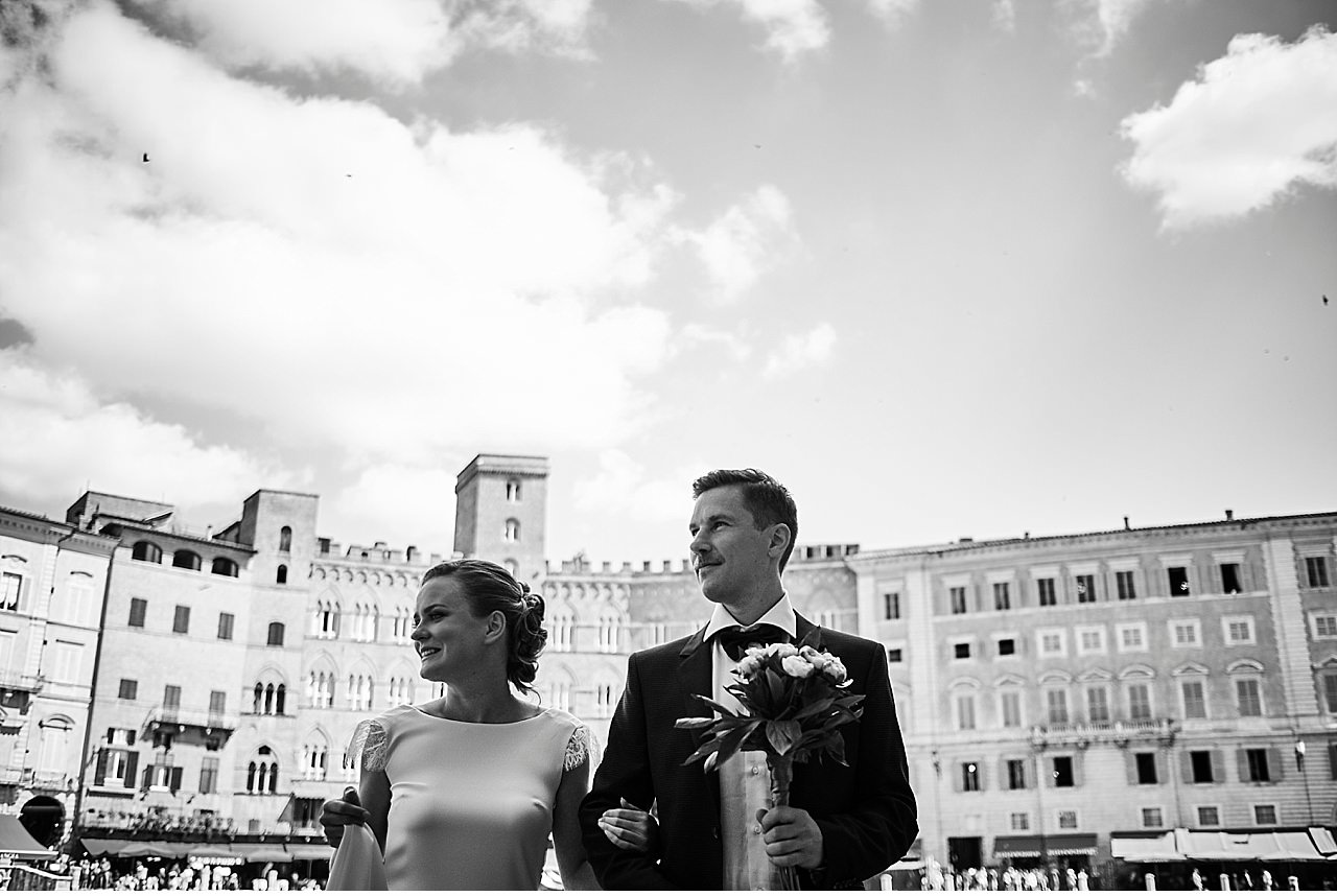  Matrimonio intimo nella sala del Concistoro del palazzo Pubblico in Piazza del Campo a Siena, Toscana. Gli sposi dopo un breve sessione di scatti nella città storica, si sono spostati nel Chianti facendo una sosta per un aperitivo a Fonterutoli e po