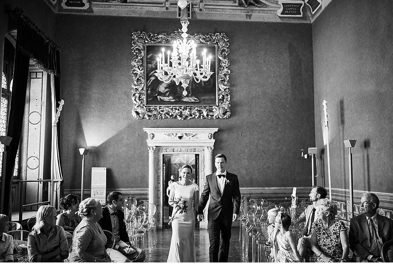  Matrimonio intimo nella sala del Concistoro del palazzo Pubblico in Piazza del Campo a Siena, Toscana. Gli sposi dopo un breve sessione di scatti nella città storica, si sono spostati nel Chianti facendo una sosta per un aperitivo a Fonterutoli e po