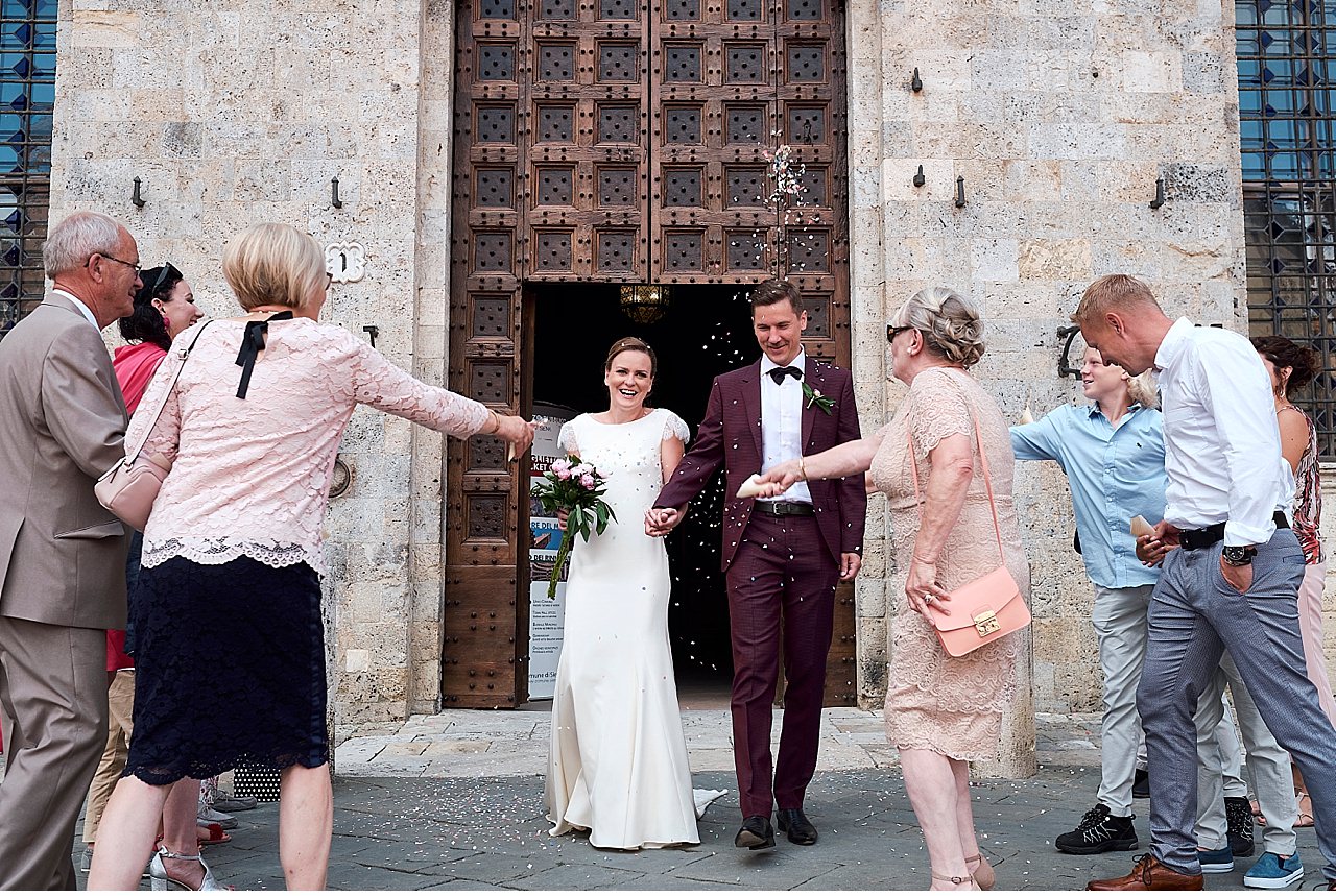  Matrimonio intimo nella sala del Concistoro del palazzo Pubblico in Piazza del Campo a Siena, Toscana. Gli sposi dopo un breve sessione di scatti nella città storica, si sono spostati nel Chianti facendo una sosta per un aperitivo a Fonterutoli e po