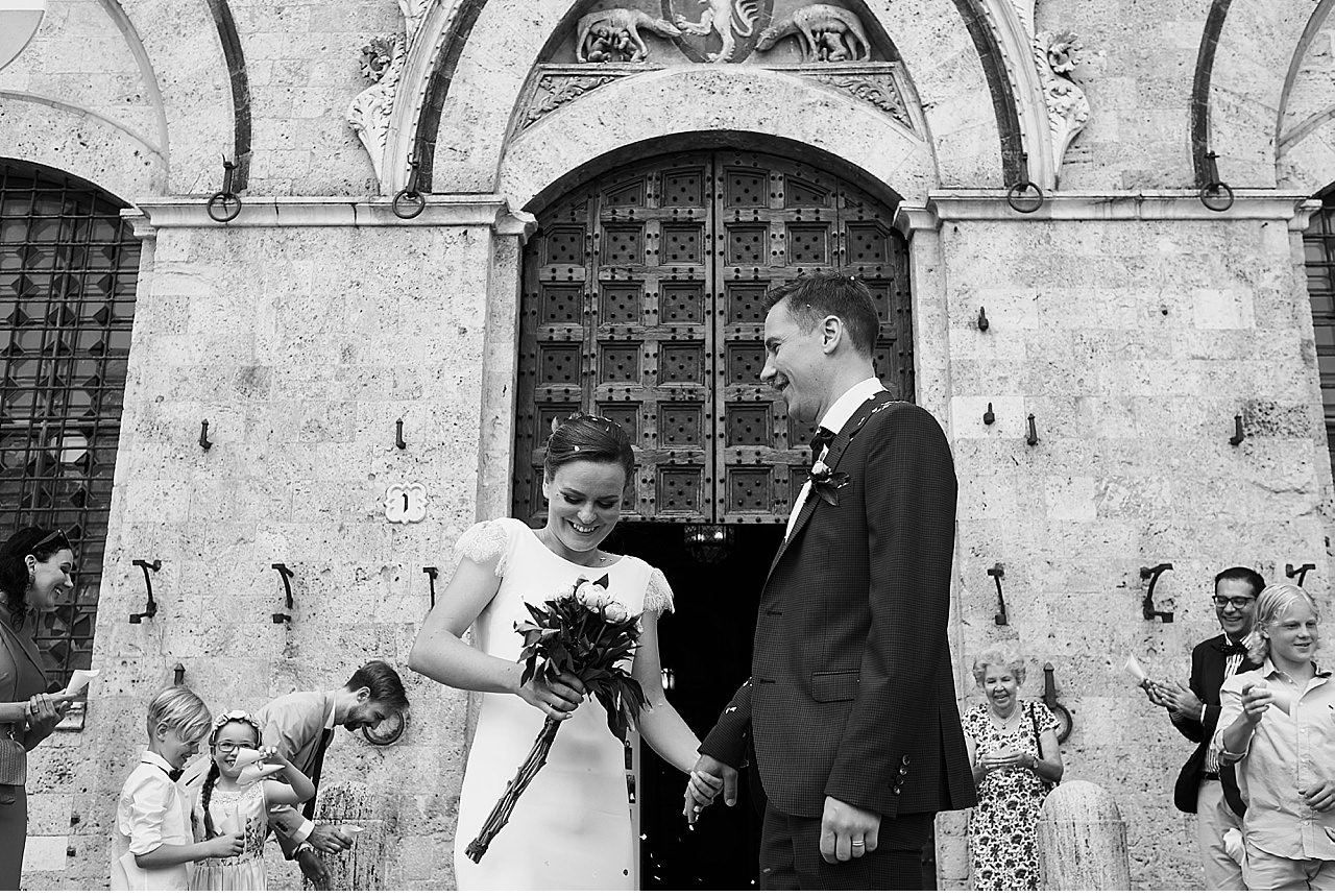  Matrimonio intimo nella sala del Concistoro del palazzo Pubblico in Piazza del Campo a Siena, Toscana. Gli sposi dopo un breve sessione di scatti nella città storica, si sono spostati nel Chianti facendo una sosta per un aperitivo a Fonterutoli e po