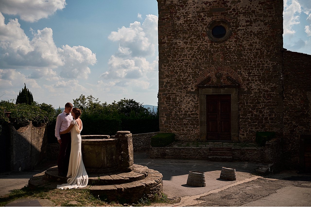  Matrimonio intimo nella sala del Concistoro del palazzo Pubblico in Piazza del Campo a Siena, Toscana. Gli sposi dopo un breve sessione di scatti nella città storica, si sono spostati nel Chianti facendo una sosta per un aperitivo a Fonterutoli e po