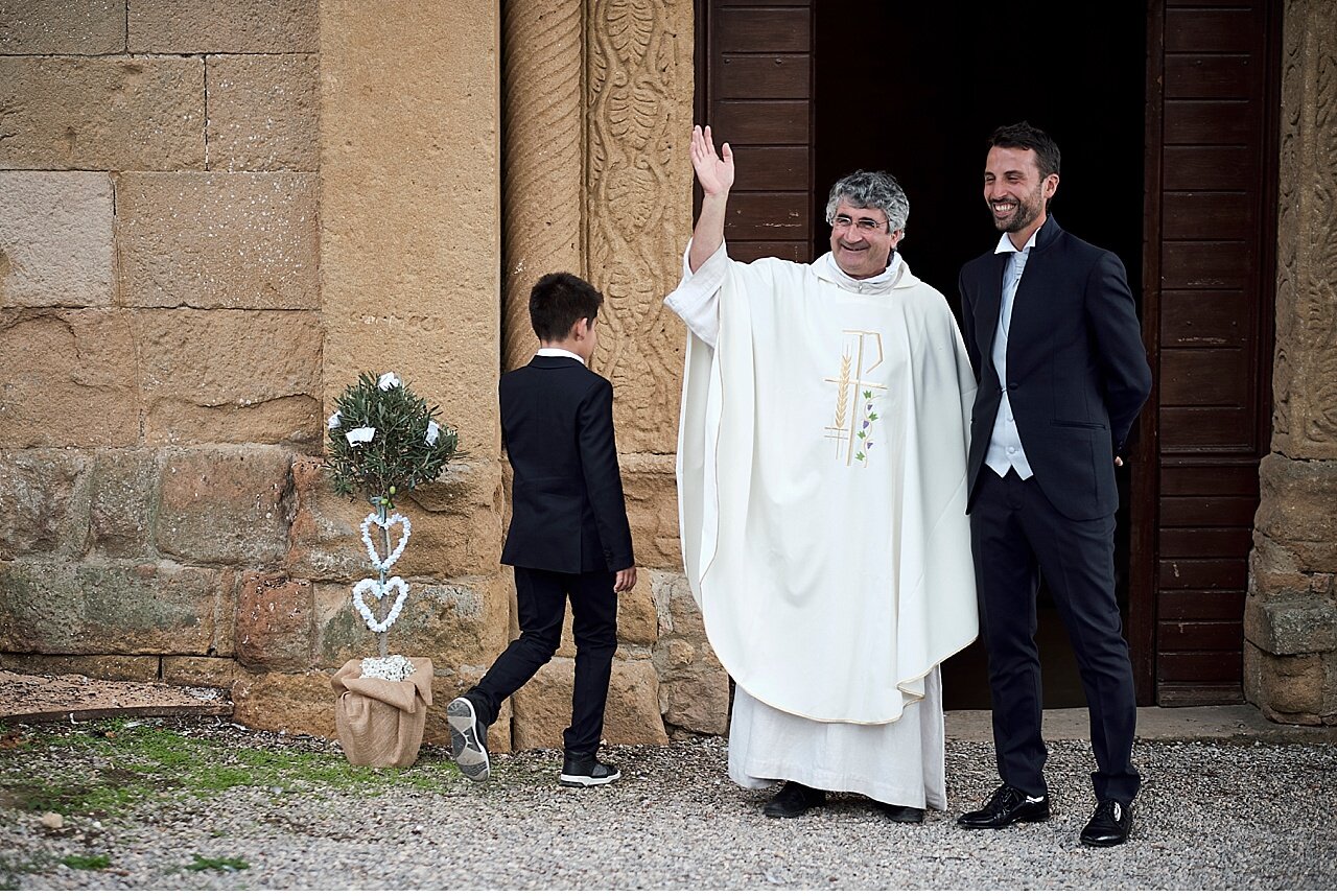  Divertente matrimonio di una giovane coppia di Montalcino che hanno deciso disposarsi in una pieva alle basi di Pienza, nel cuore della val d'orcia delle crete senesi. Una bellissima giornata sotto il sole della Toscana. La festa si è svolta a Villa