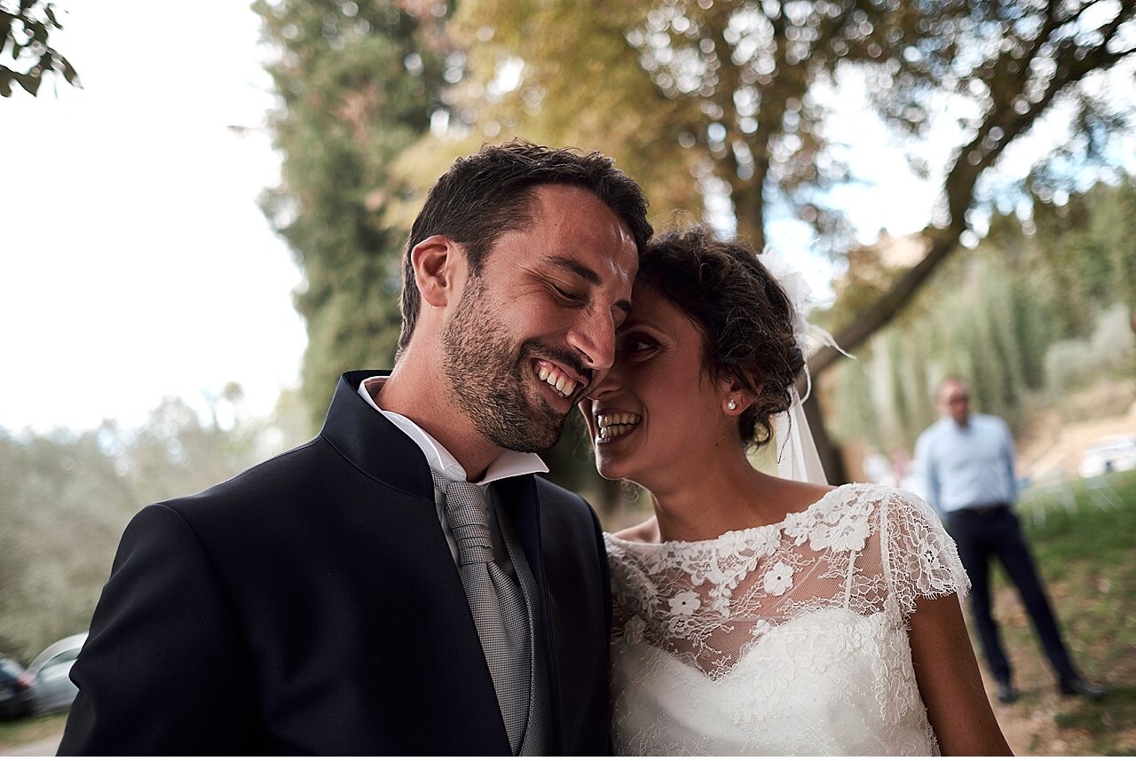  Divertente matrimonio di una giovane coppia di Montalcino che hanno deciso disposarsi in una pieva alle basi di Pienza, nel cuore della val d'orcia delle crete senesi. Una bellissima giornata sotto il sole della Toscana. La festa si è svolta a Villa