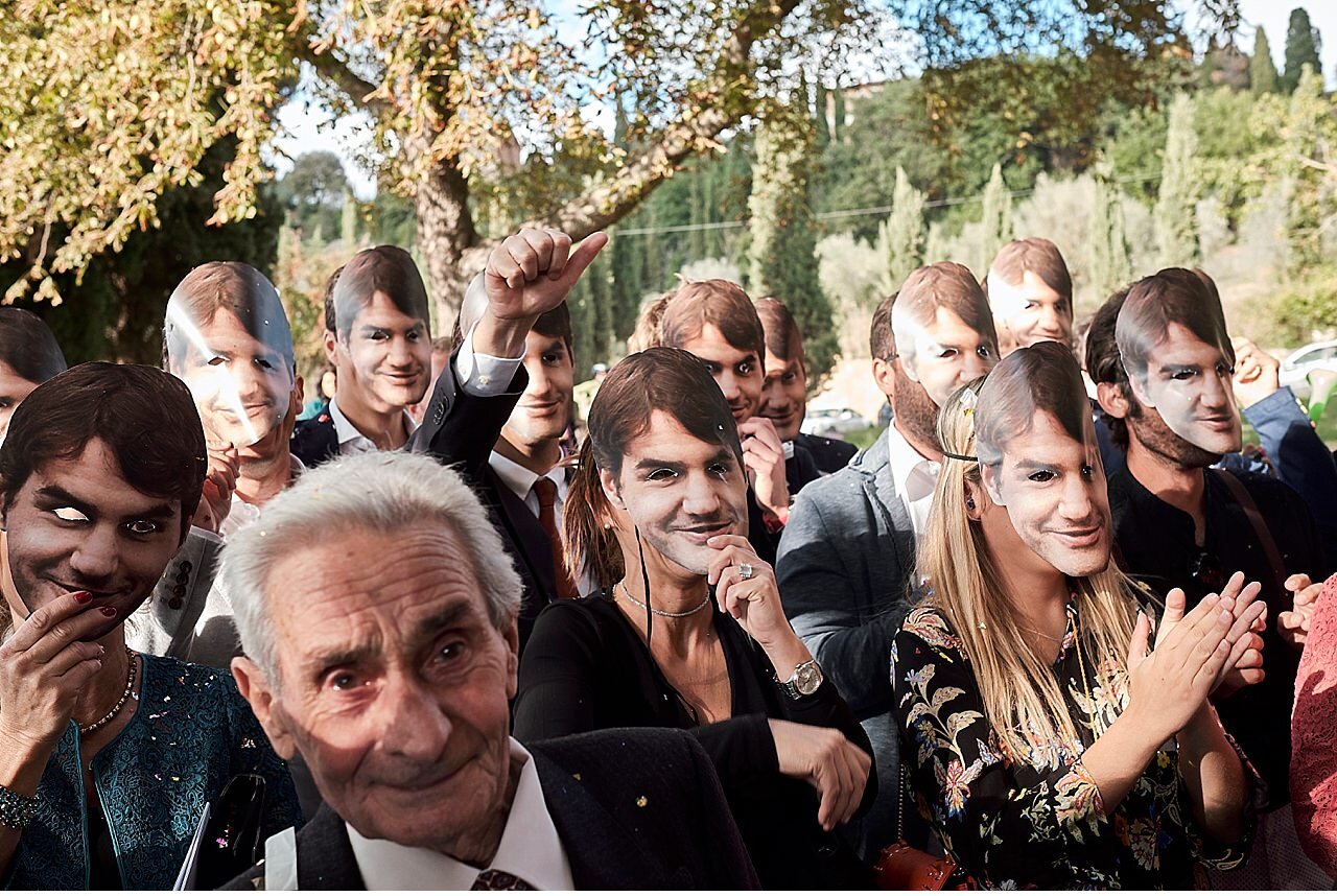  Divertente matrimonio di una giovane coppia di Montalcino che hanno deciso disposarsi in una pieva alle basi di Pienza, nel cuore della val d'orcia delle crete senesi. Una bellissima giornata sotto il sole della Toscana. La festa si è svolta a Villa