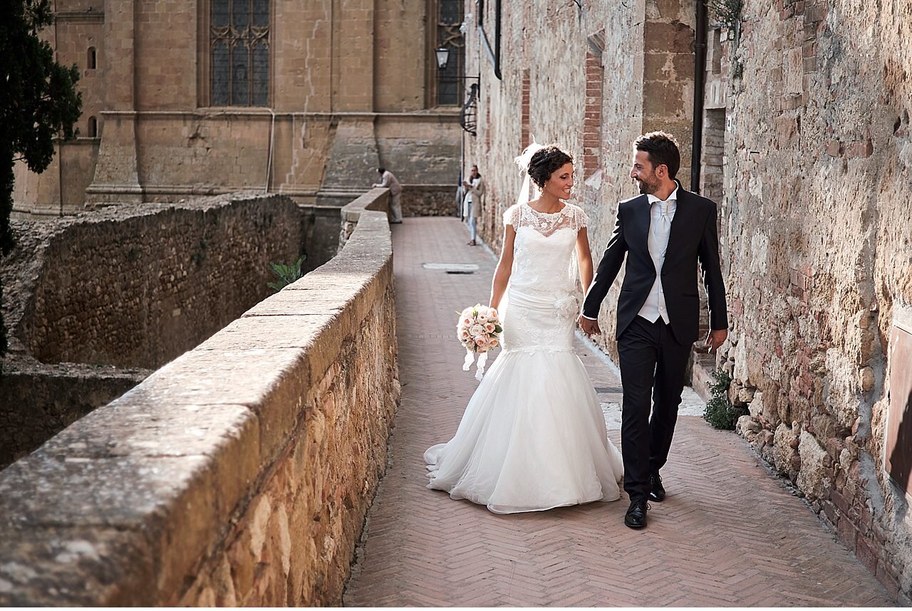  Divertente matrimonio di una giovane coppia di Montalcino che hanno deciso disposarsi in una pieva alle basi di Pienza, nel cuore della val d'orcia delle crete senesi. Una bellissima giornata sotto il sole della Toscana. La festa si è svolta a Villa