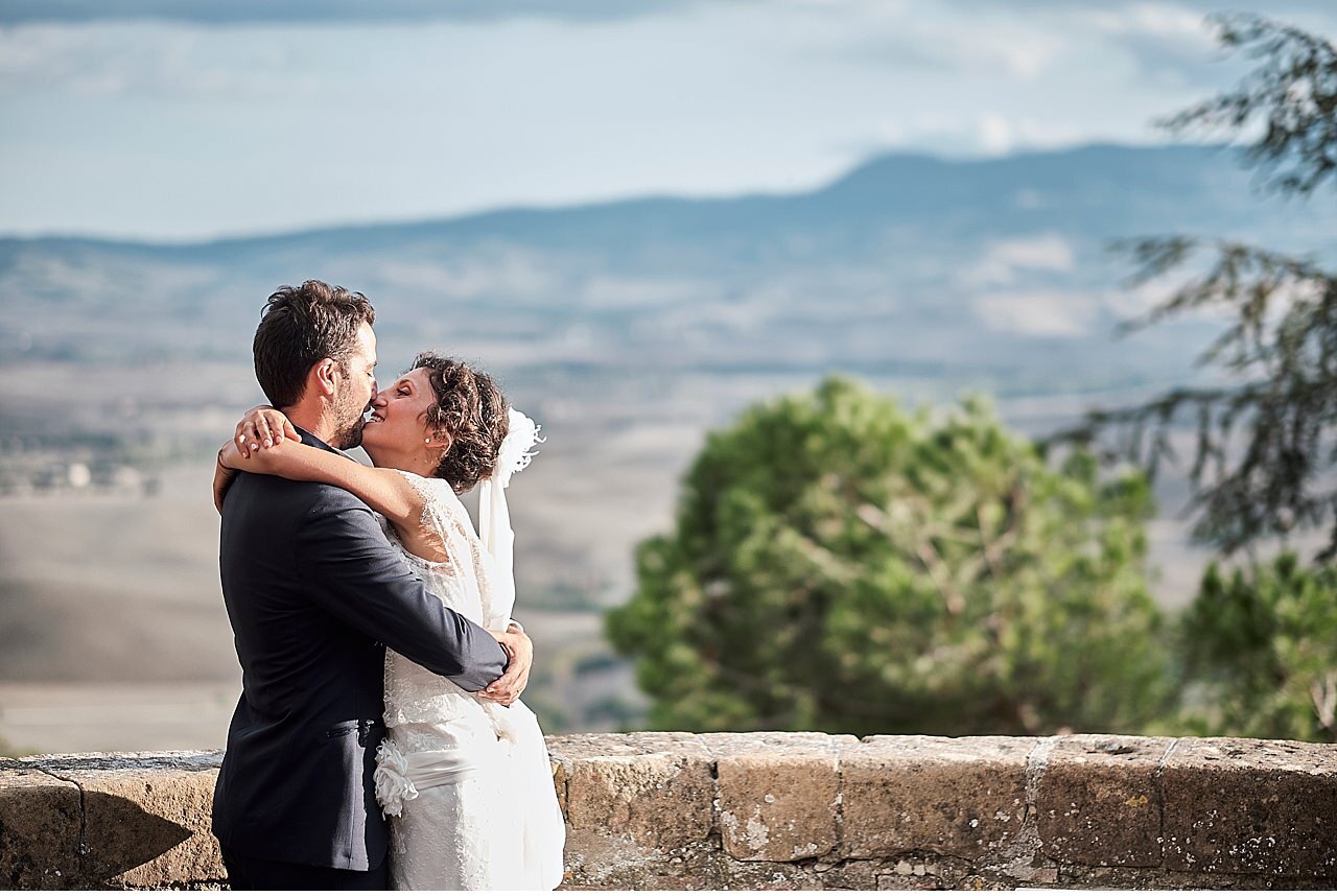  Divertente matrimonio di una giovane coppia di Montalcino che hanno deciso disposarsi in una pieva alle basi di Pienza, nel cuore della val d'orcia delle crete senesi. Una bellissima giornata sotto il sole della Toscana. La festa si è svolta a Villa