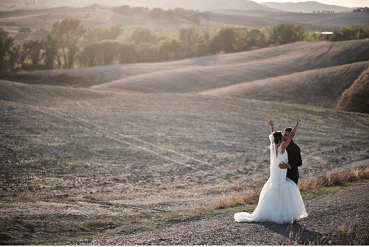  Divertente matrimonio di una giovane coppia di Montalcino che hanno deciso disposarsi in una pieva alle basi di Pienza, nel cuore della val d'orcia delle crete senesi. Una bellissima giornata sotto il sole della Toscana. La festa si è svolta a Villa