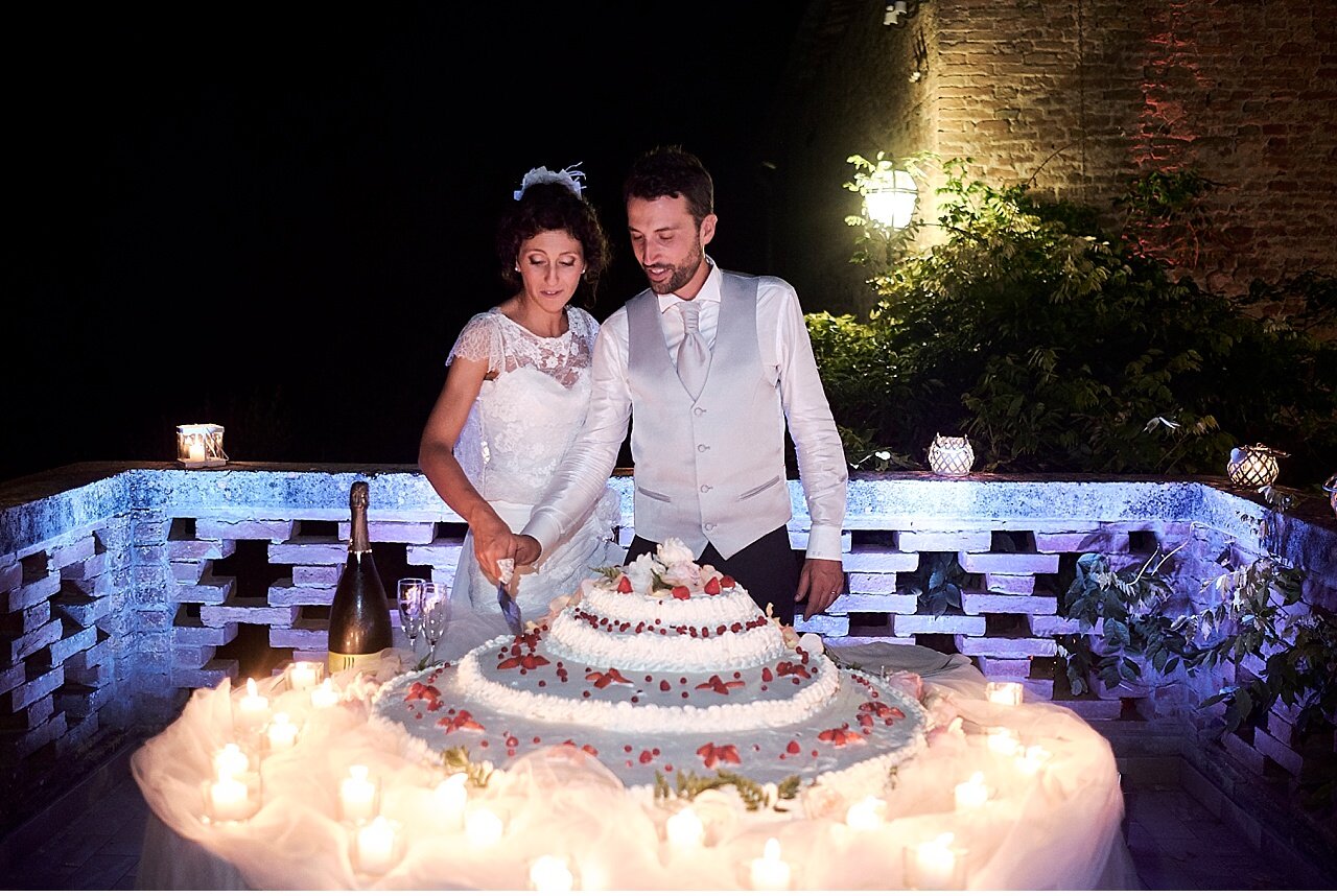  Divertente matrimonio di una giovane coppia di Montalcino che hanno deciso disposarsi in una pieva alle basi di Pienza, nel cuore della val d'orcia delle crete senesi. Una bellissima giornata sotto il sole della Toscana. La festa si è svolta a Villa