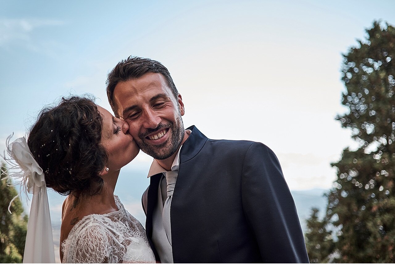  Funny wedding of a young couple from Montalcino who decided to get married in a parish at the bases of Pienza, in the heart of the Val d'Orcia of the Crete Senesi. A beautiful day under the Tuscan sun. The party took place at Villa Chiatina, between