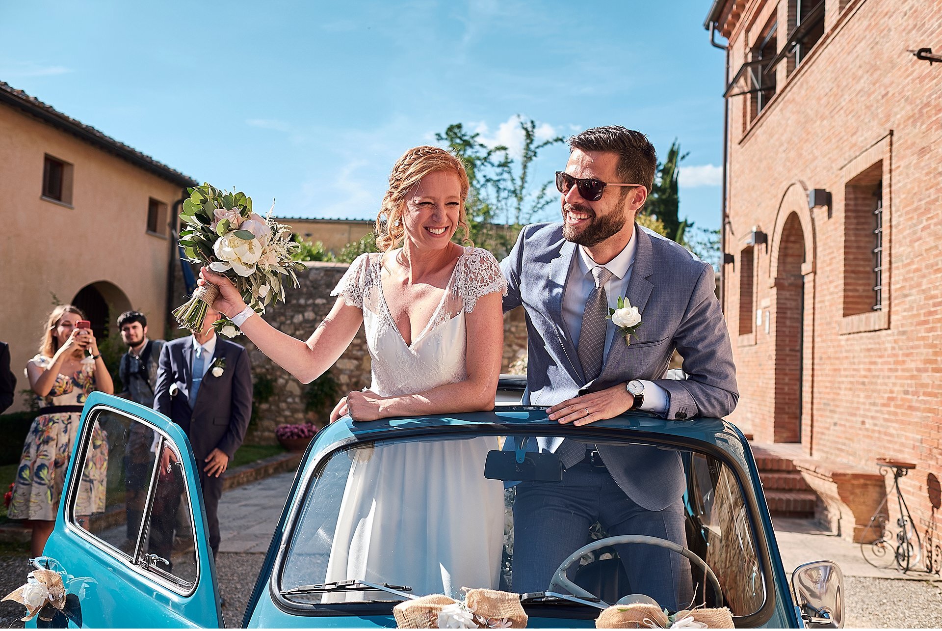  Stupendo matrimonio estivo a Villa Catignano, nelle colline del Chianti alle porte di Siena. Un luogo molto bello dove gli sposi hanno effettuato la preparazione. Aperitivo in stile pic-nic nel giardino, e poi cena organizzata da Lodovichi servita s