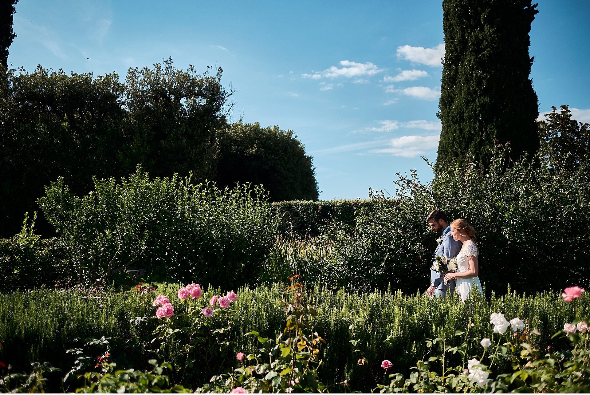  Stupendo matrimonio estivo a Villa Catignano, nelle colline del Chianti alle porte di Siena. Un luogo molto bello dove gli sposi hanno effettuato la preparazione. Aperitivo in stile pic-nic nel giardino, e poi cena organizzata da Lodovichi servita s