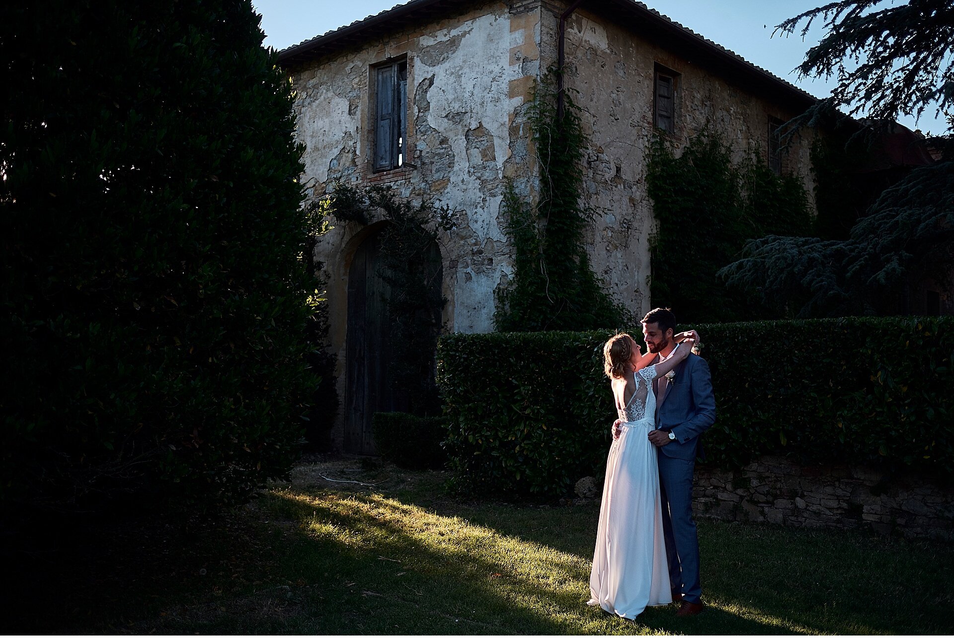  Stupendo matrimonio estivo a Villa Catignano, nelle colline del Chianti alle porte di Siena. Un luogo molto bello dove gli sposi hanno effettuato la preparazione. Aperitivo in stile pic-nic nel giardino, e poi cena organizzata da Lodovichi servita s