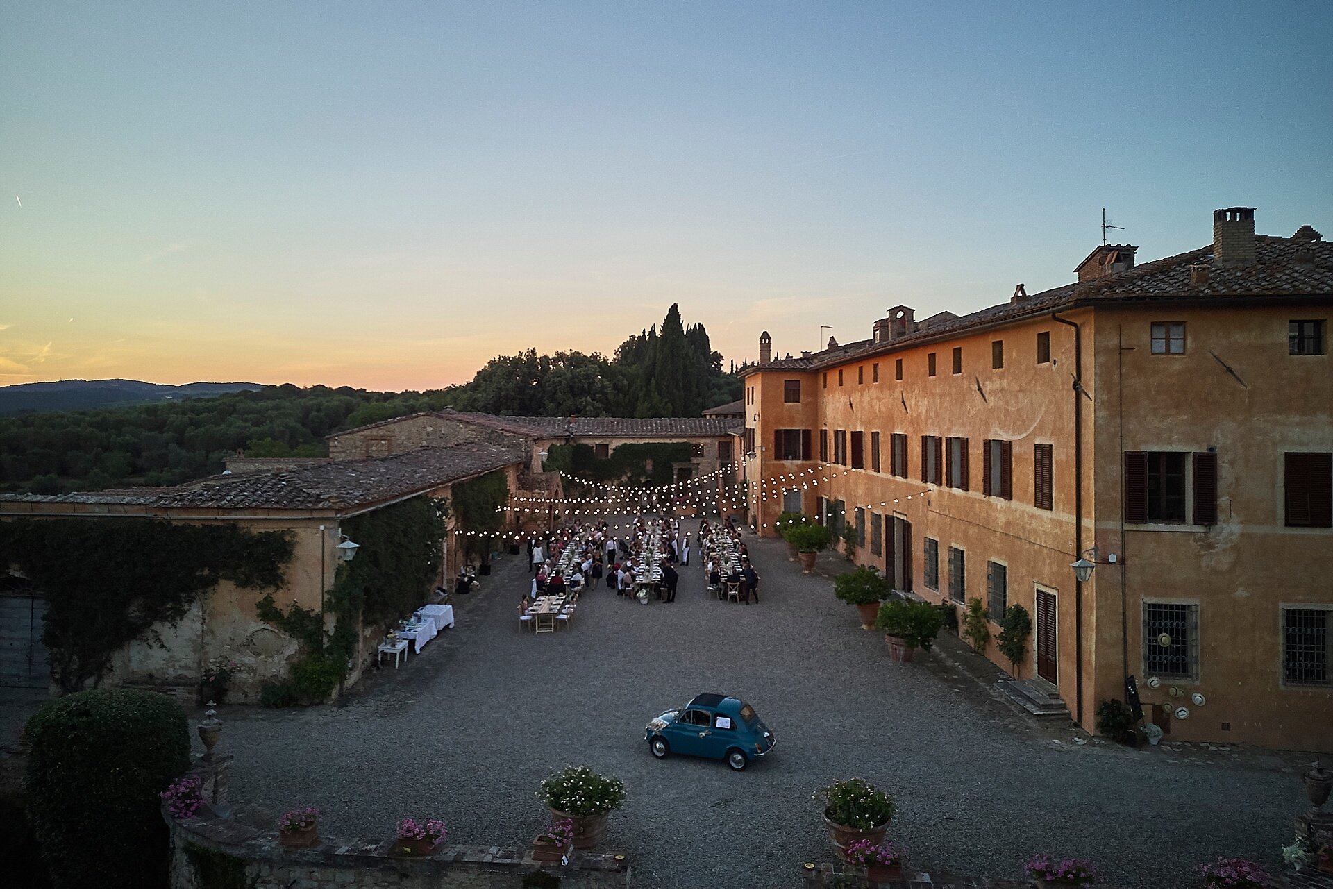  Stupendo matrimonio estivo a Villa Catignano, nelle colline del Chianti alle porte di Siena. Un luogo molto bello dove gli sposi hanno effettuato la preparazione. Aperitivo in stile pic-nic nel giardino, e poi cena organizzata da Lodovichi servita s